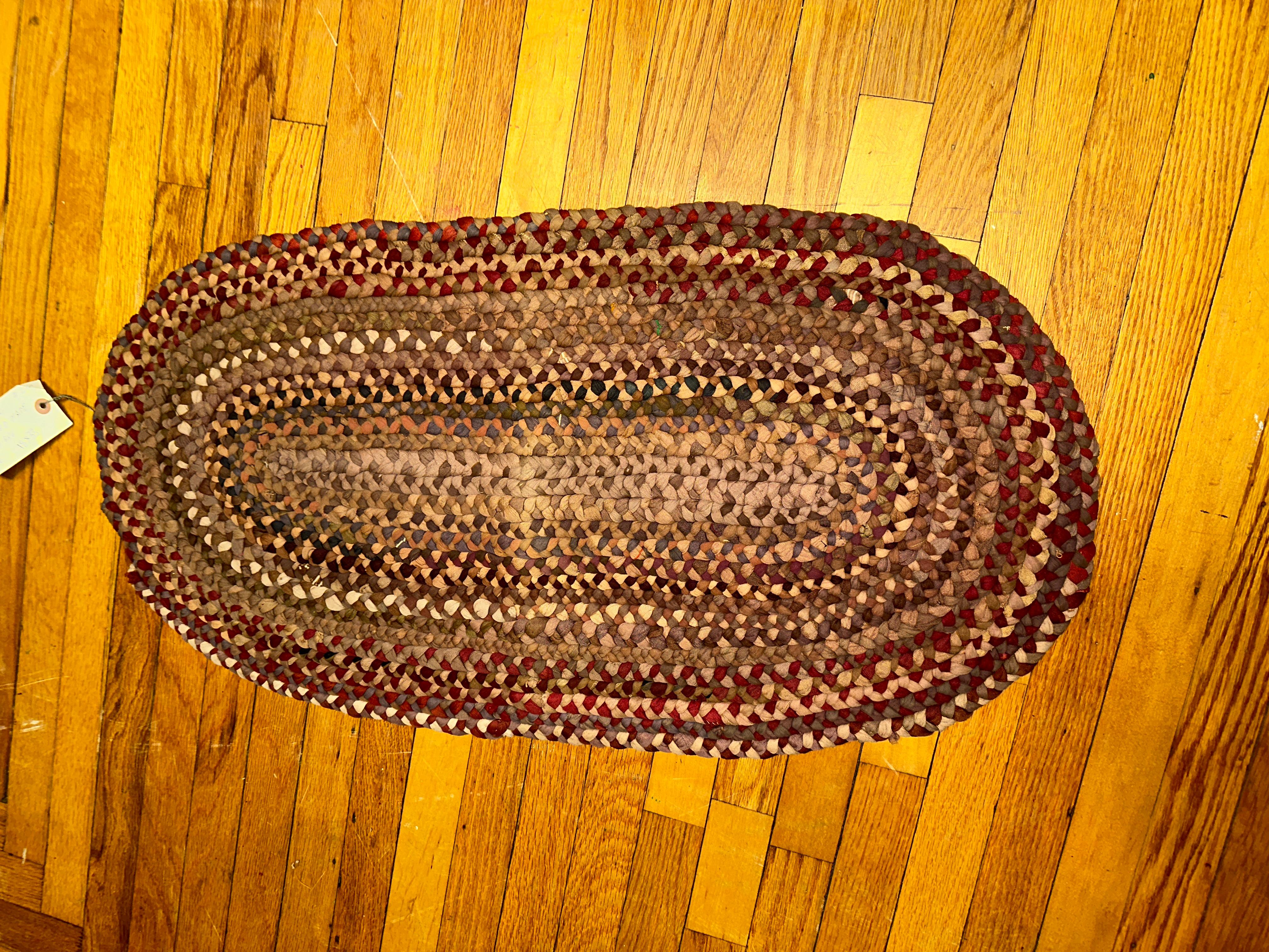 Petit tapis tressé fait main du comté de Berks, PA - AMERICAN FOLK ART - RR5112 en vente 2