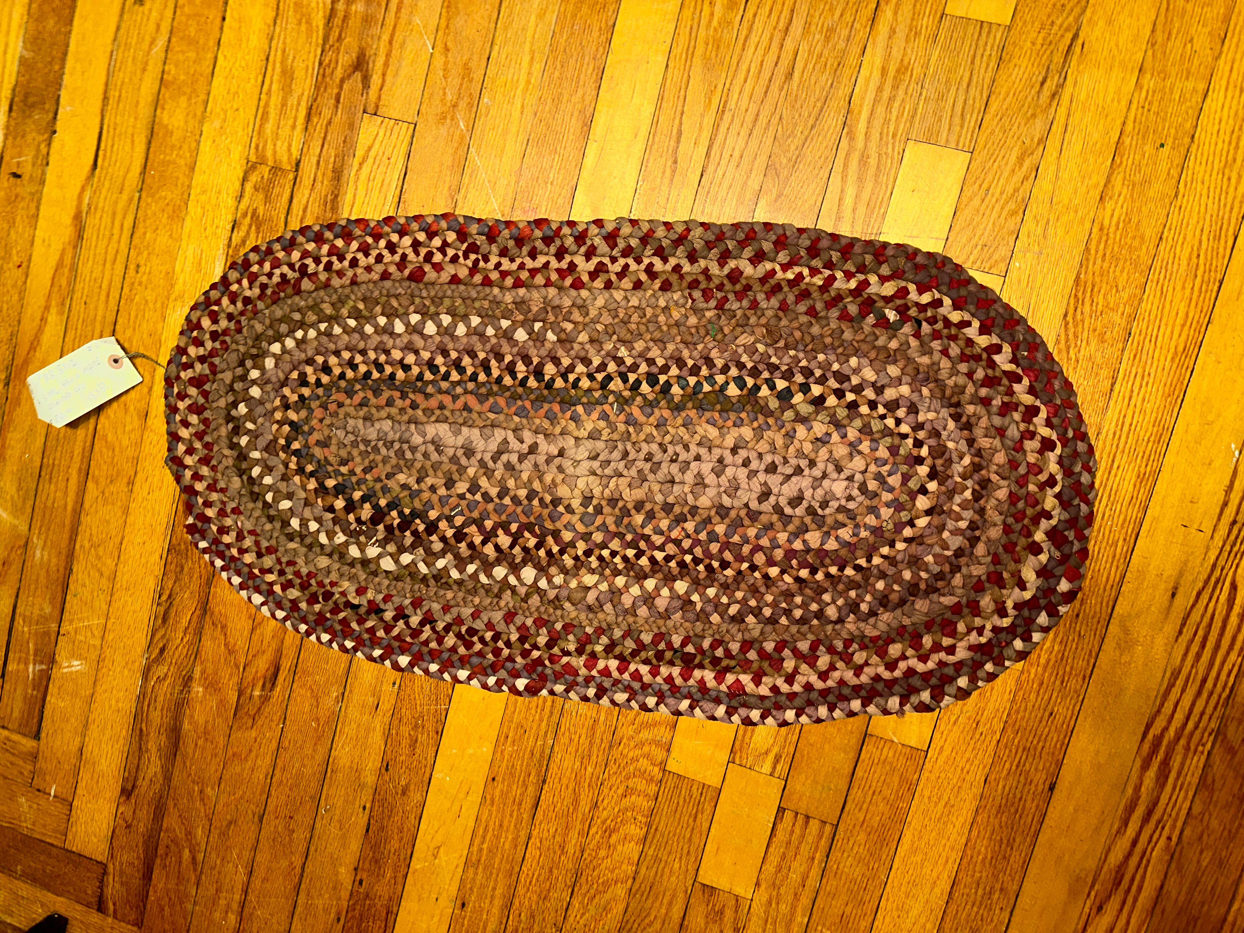 Petit tapis tressé fait main du comté de Berks, PA - AMERICAN FOLK ART - RR5112 en vente 3
