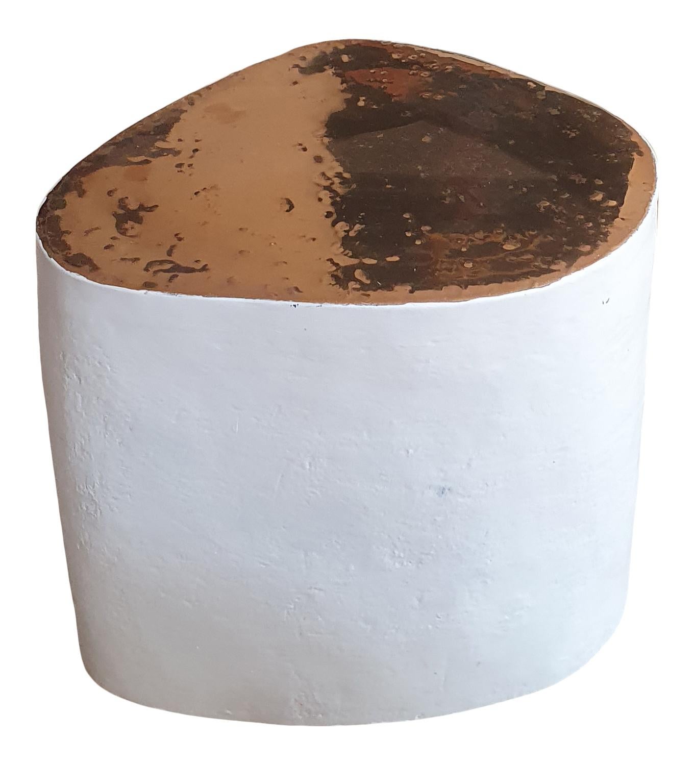 Petite table d'appoint en céramique blanche de forme irrégulière faite à la main avec plateau en glaçure or 24 carats en vente 3
