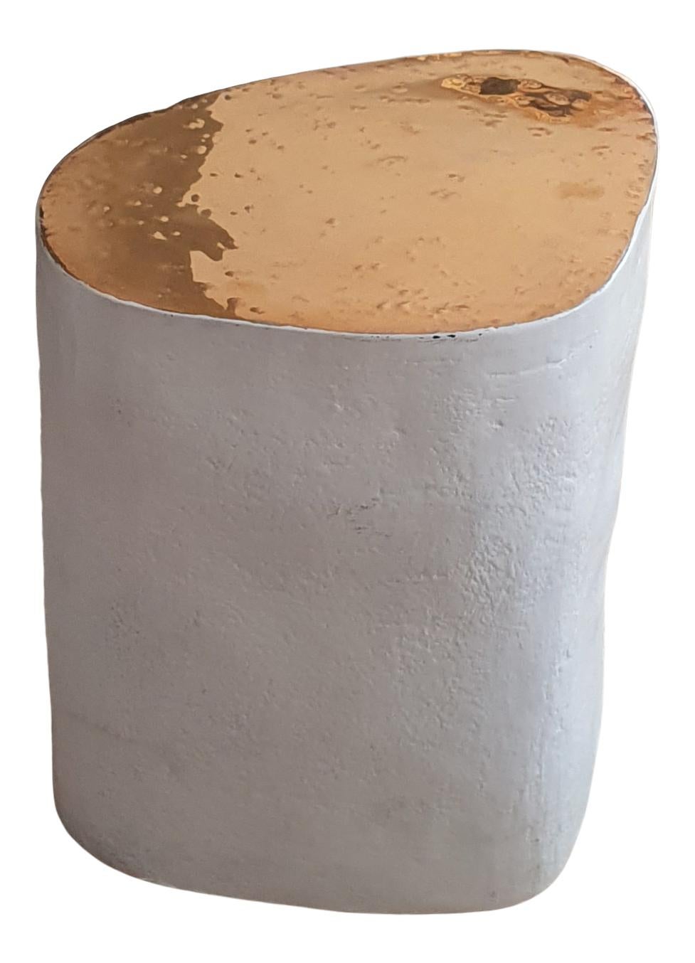 Cette table d'appoint moderne en céramique organique est fabriquée à la main pour Andrew Kornat Designs par un merveilleux céramiste au cœur de la ville historique de Florence, en Italie, célèbre pour ses poteries et ses techniques de production de
