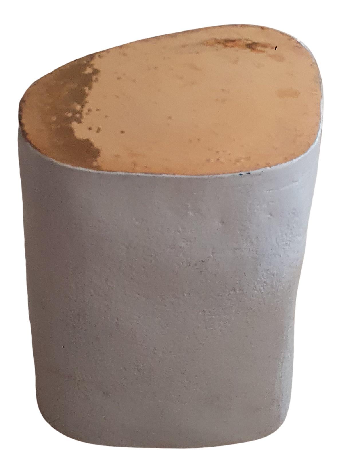 Petite table d'appoint en céramique blanche de forme irrégulière faite à la main avec plateau en glaçure or 24 carats en vente 12