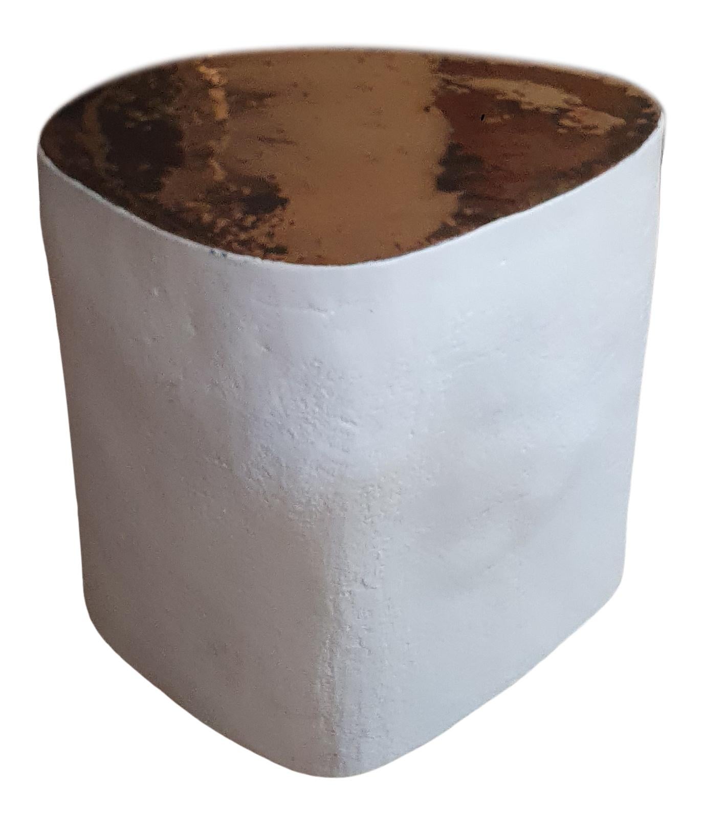 Petite table d'appoint en céramique blanche de forme irrégulière faite à la main avec plateau en glaçure or 24 carats en vente 8