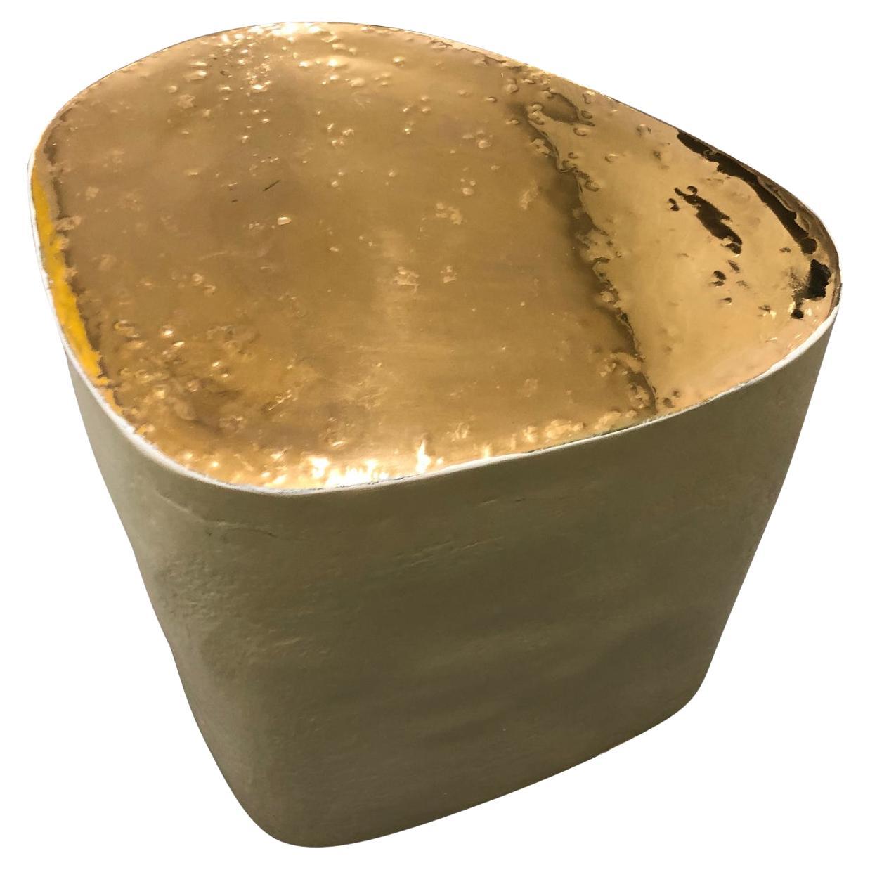 Organique Petite table d'appoint en céramique blanche de forme irrégulière faite à la main avec plateau en glaçure or 24 carats en vente