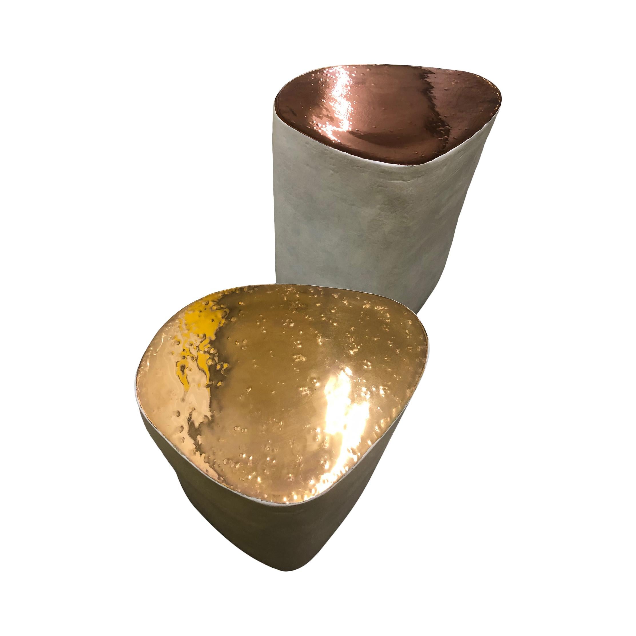 italien Petite table d'appoint en céramique blanche de forme irrégulière faite à la main avec plateau en glaçure or 24 carats en vente