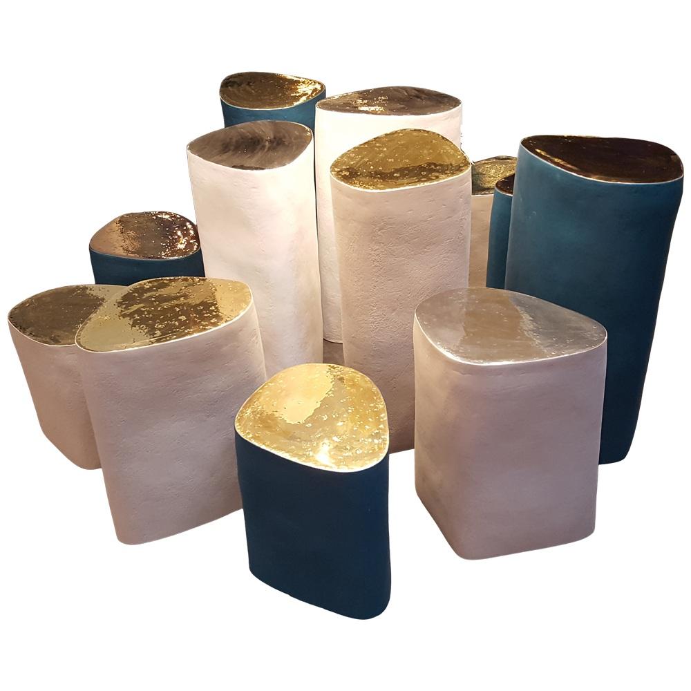 Moulage Petite table d'appoint en céramique blanche de forme irrégulière faite à la main avec plateau en glaçure or 24 carats en vente