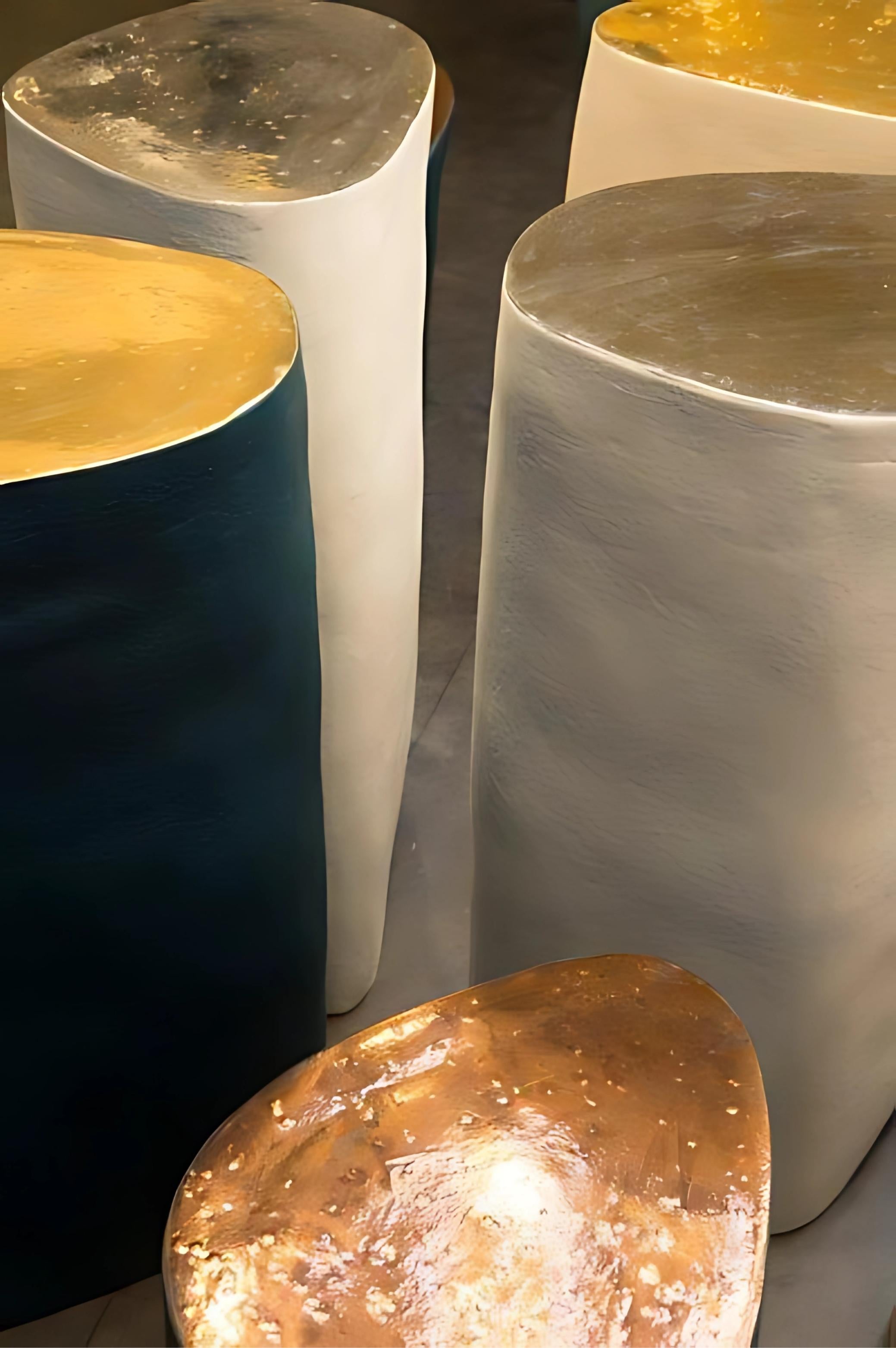 Petite table d'appoint en céramique blanche de forme irrégulière faite à la main avec plateau en glaçure or 24 carats Excellent état - En vente à London, GB