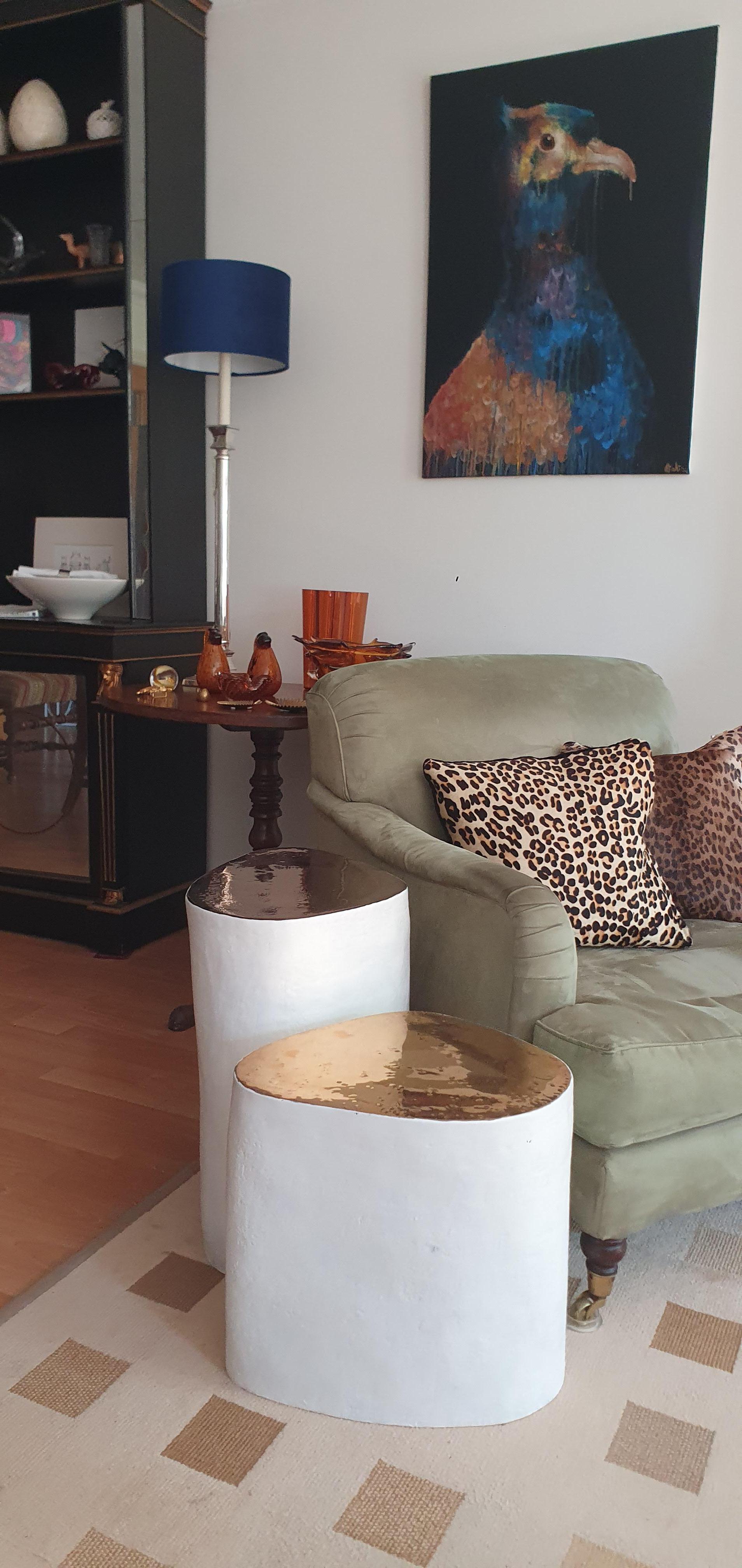 XXIe siècle et contemporain Petite table d'appoint en céramique blanche de forme irrégulière faite à la main avec plateau en glaçure or 24 carats en vente