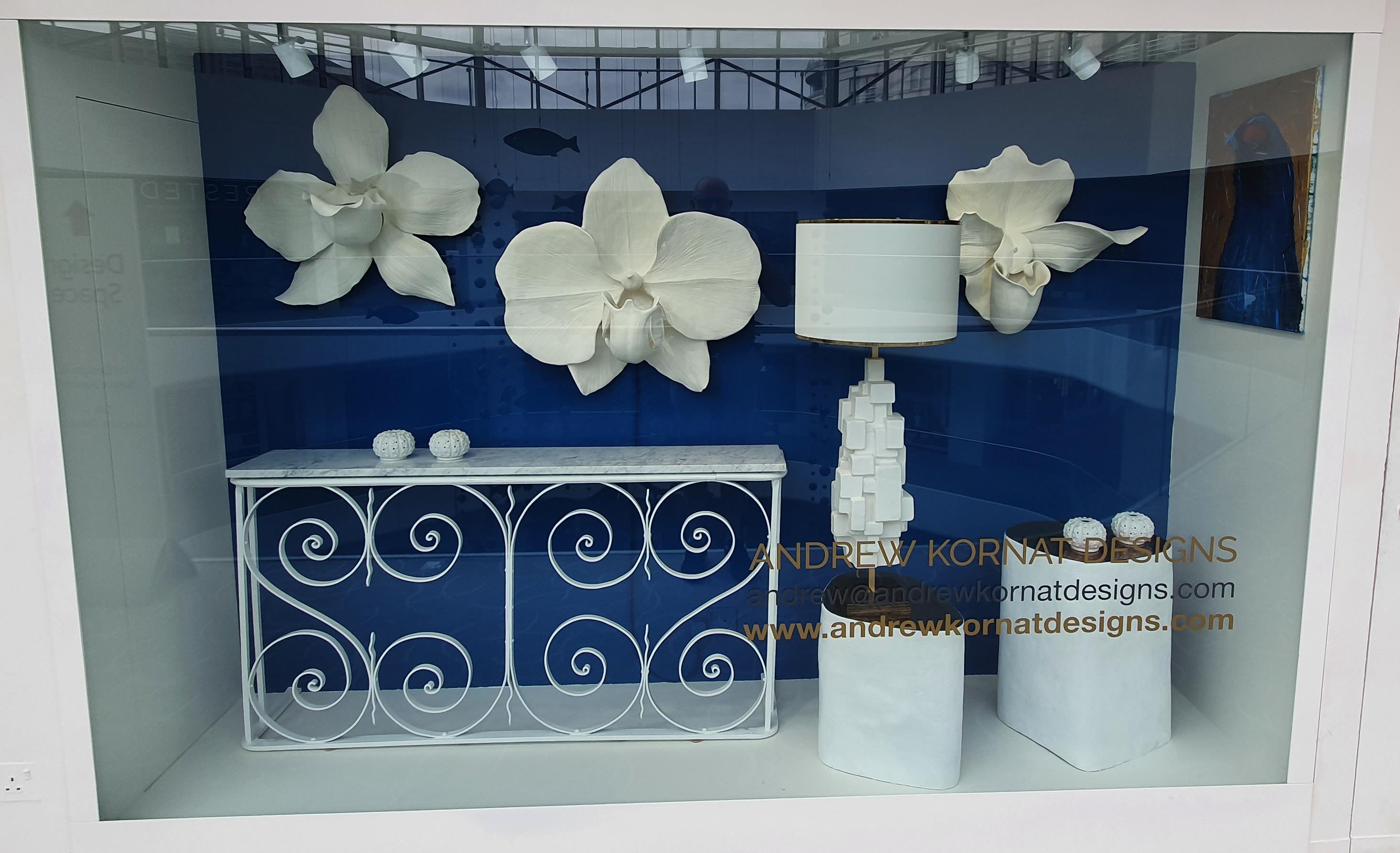 Petite table d'appoint en céramique blanche de forme irrégulière faite à la main avec plateau en glaçure or 24 carats en vente 1