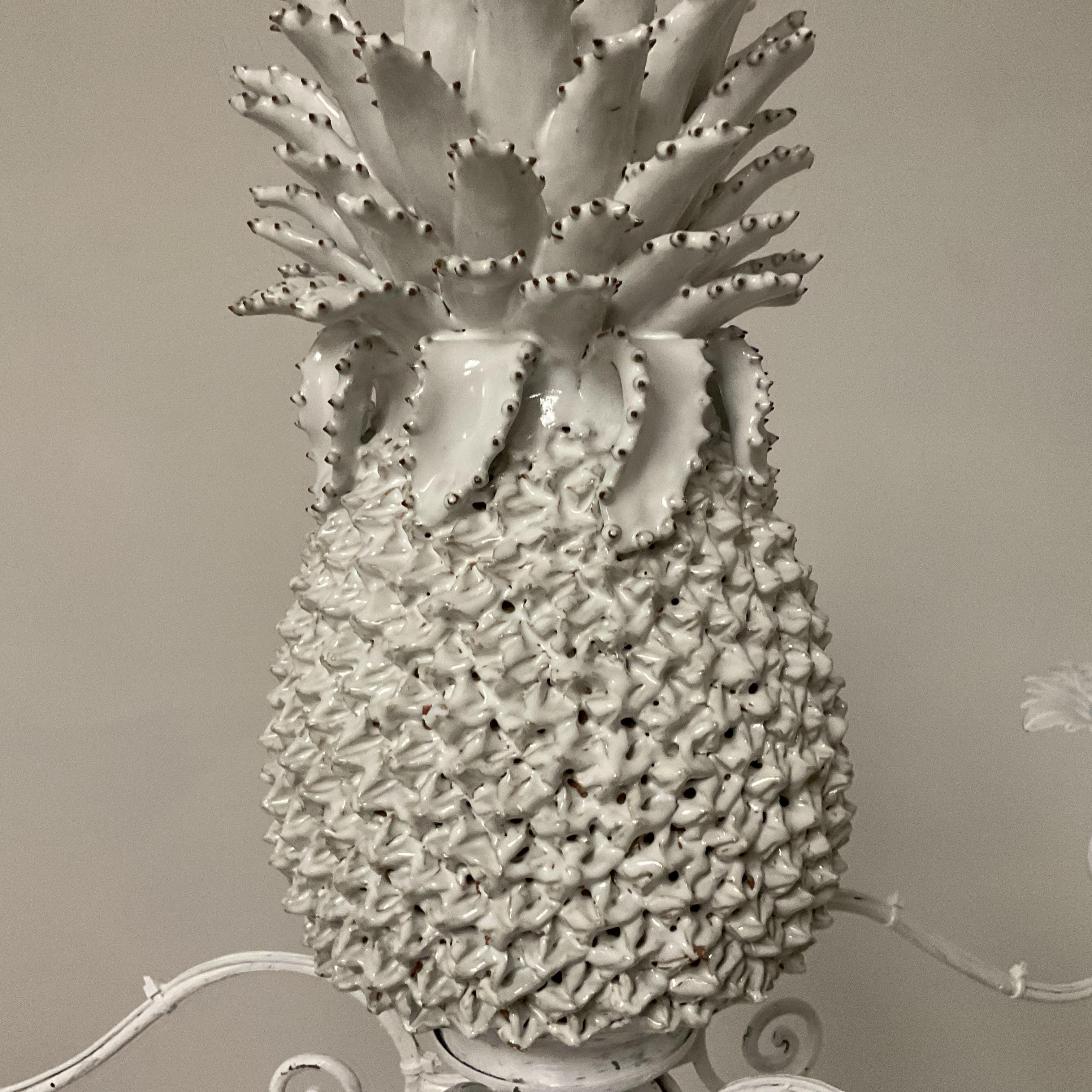 Piccolo lampadario italiano fatto a mano in porcellana e metallo con ananas in vendita 4