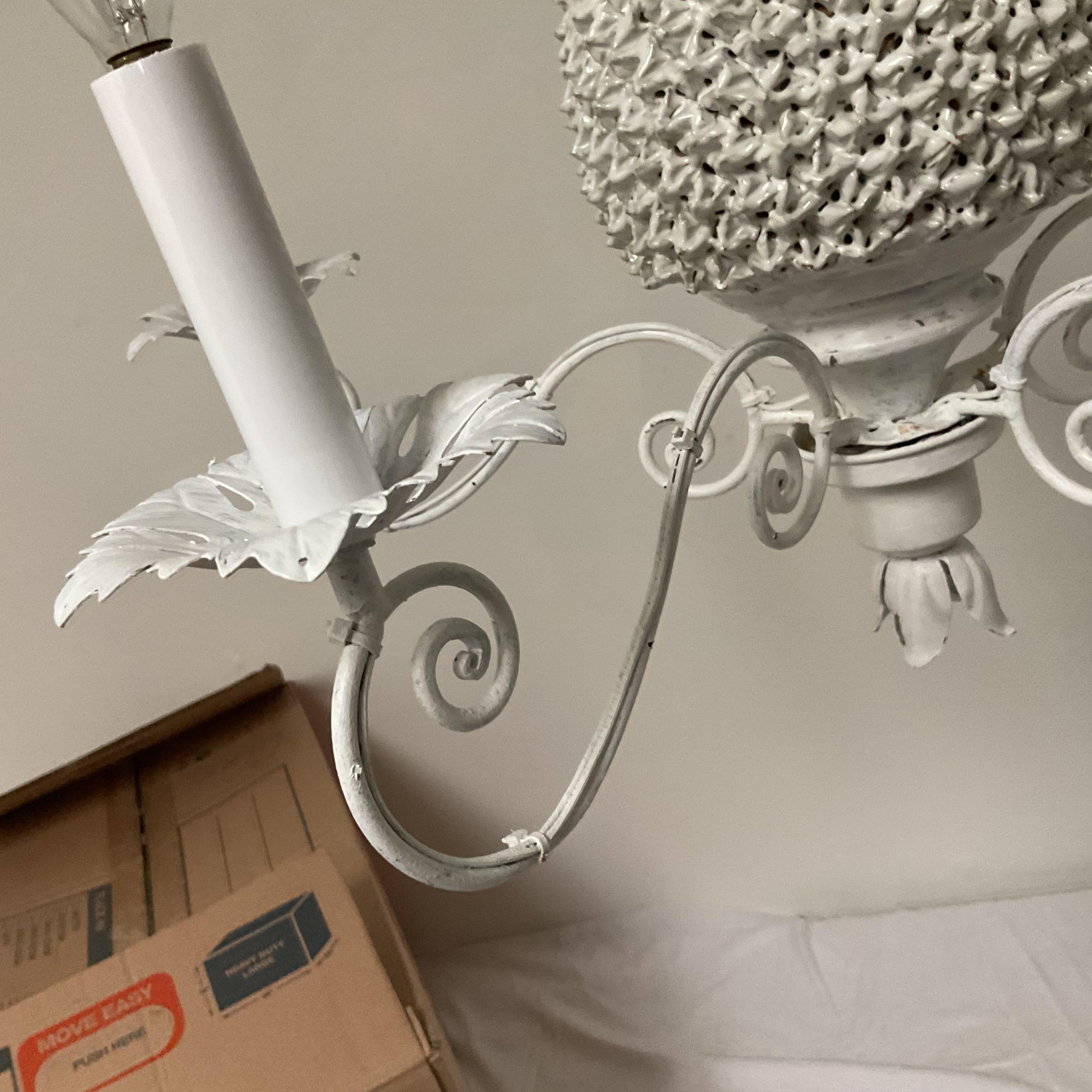 Piccolo lampadario italiano fatto a mano in porcellana e metallo con ananas in vendita 5