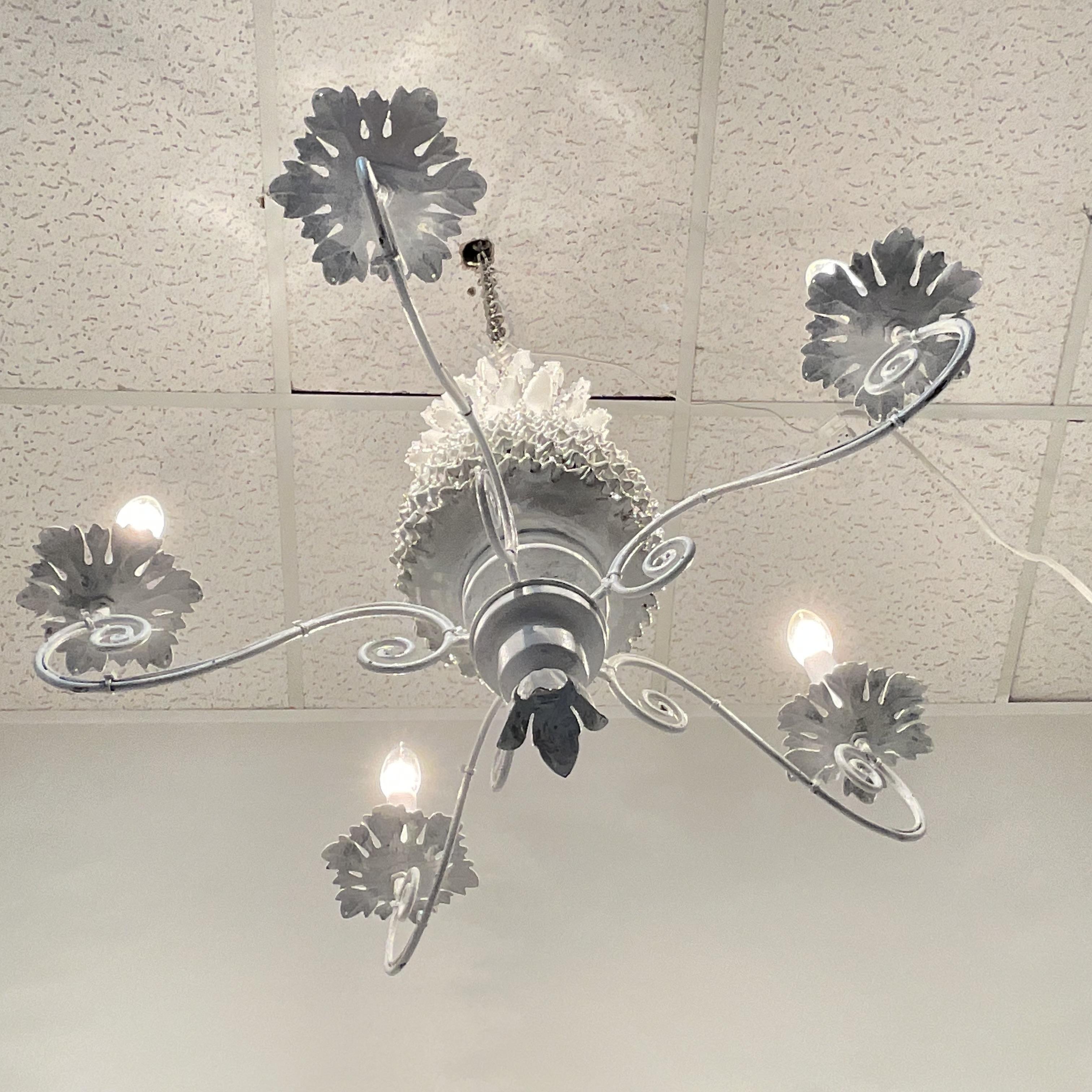Piccolo e affascinante ananas in porcellana dai dettagli intricati con struttura in metallo forgiato a 5 luci. Perfetto per un incantevole tavolo da cucina in un ambiente country francese. Viene fornito con una catena bianca di 3 piedi e con un
