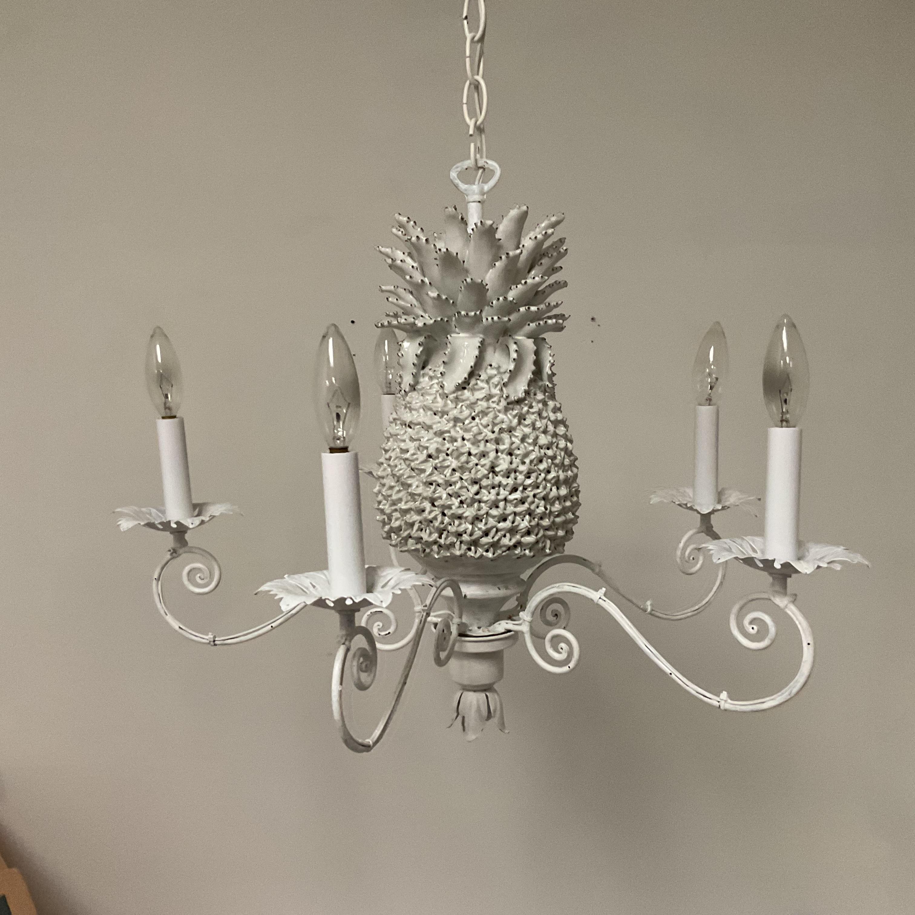 Fine XX secolo Piccolo lampadario italiano fatto a mano in porcellana e metallo con ananas in vendita