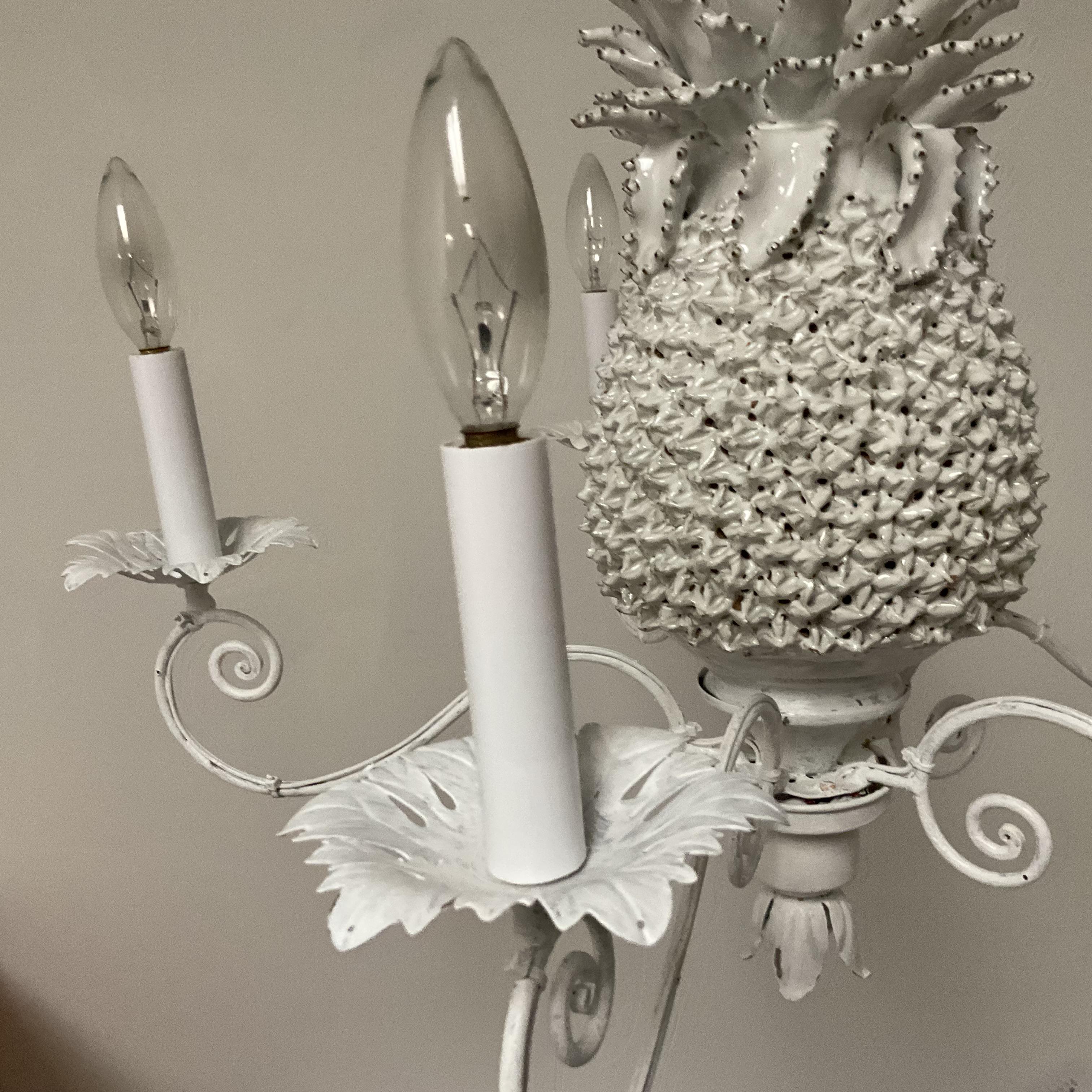 Piccolo lampadario italiano fatto a mano in porcellana e metallo con ananas in vendita 1
