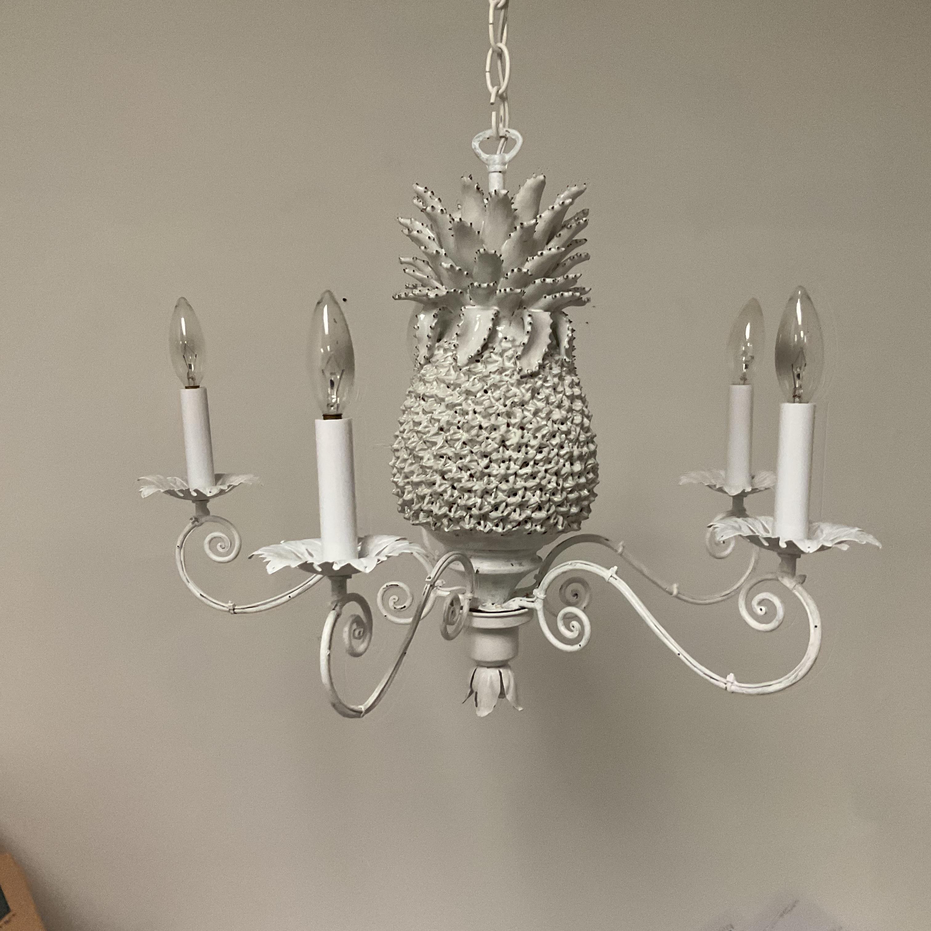 Piccolo lampadario italiano fatto a mano in porcellana e metallo con ananas in vendita 2