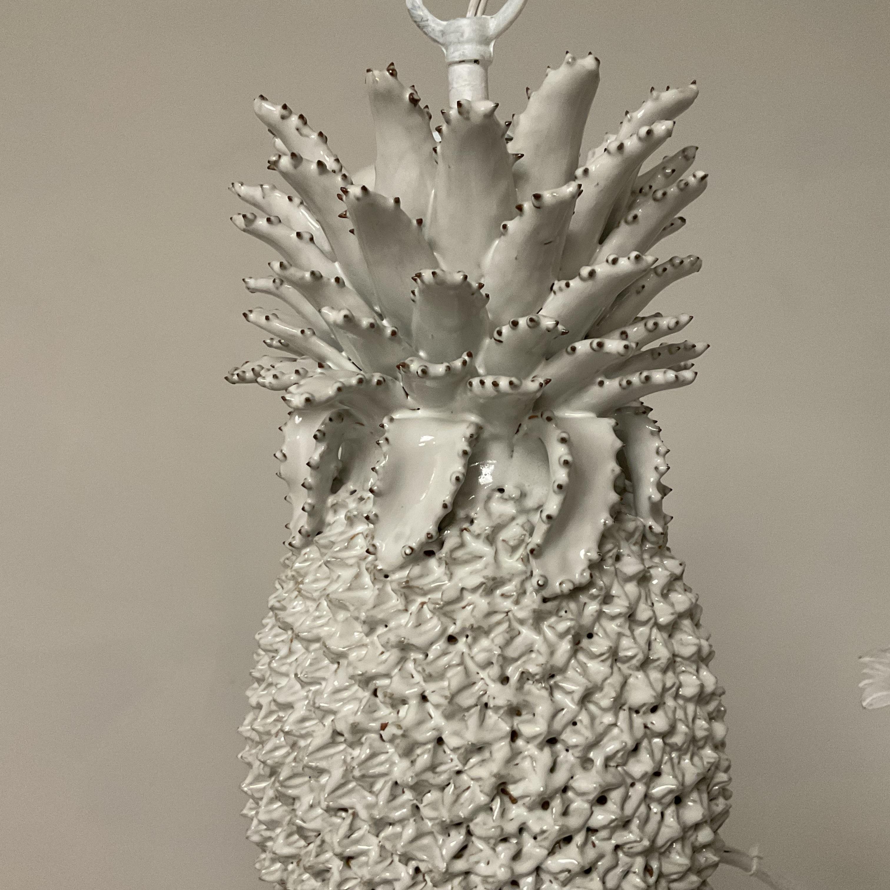 Piccolo lampadario italiano fatto a mano in porcellana e metallo con ananas in vendita 3