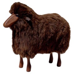 Pequeña oveja de piel marrón y madera hecha a mano por Hans Peter Krafft, Meier Alemania.