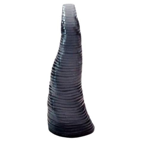 Handgefertigte Stratum Tempus-Vase aus anthrazitfarbenem Acryl von Daan De Wit im Angebot