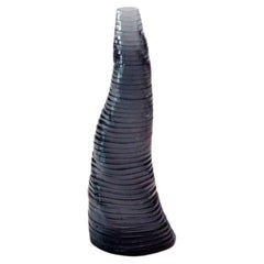 Handgefertigte Stratum Tempus-Vase aus anthrazitfarbenem Acryl von Daan De Wit