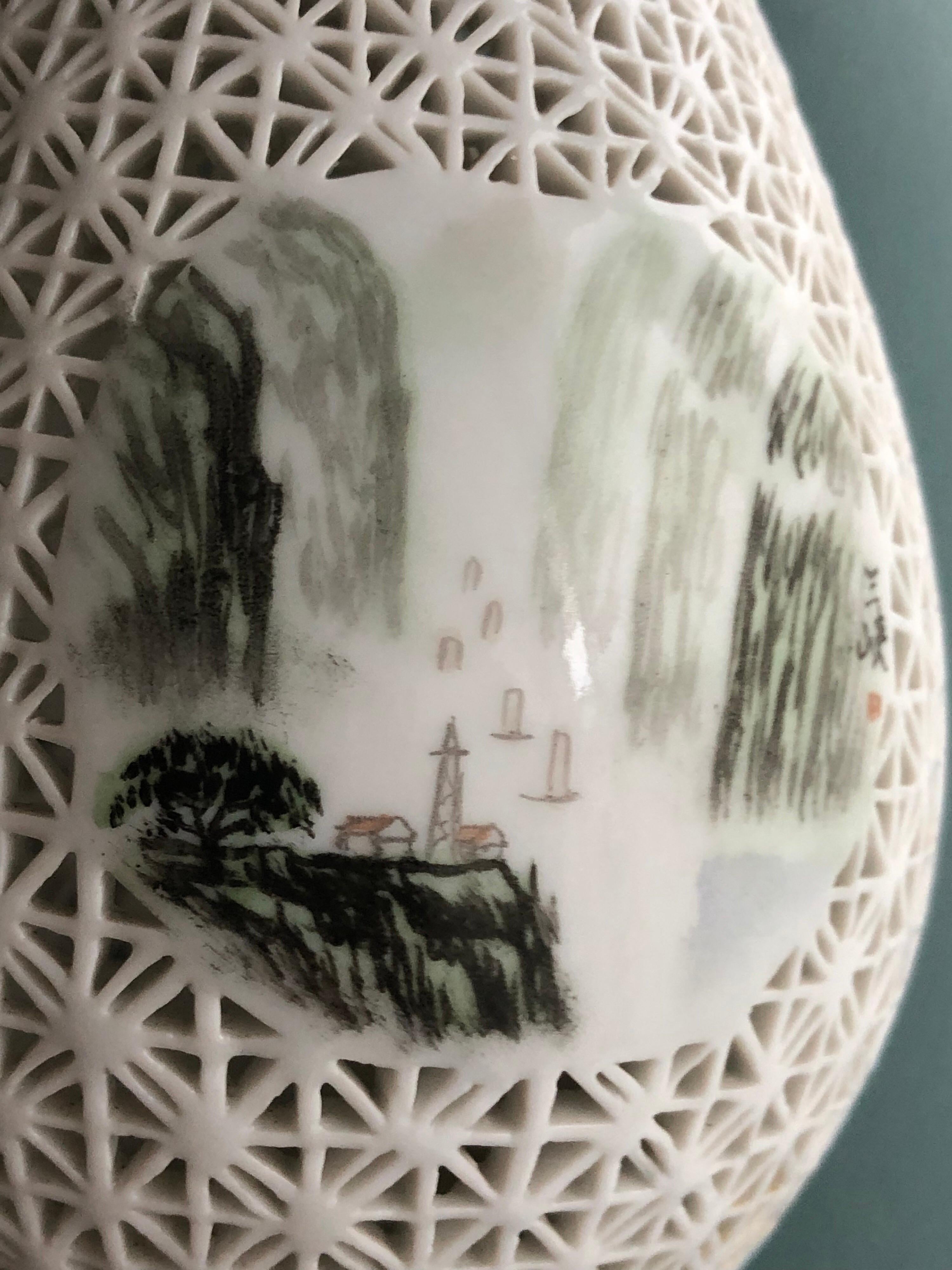 Small hand painted vintage Chinese vase
Complimentary shipping included worldwide.