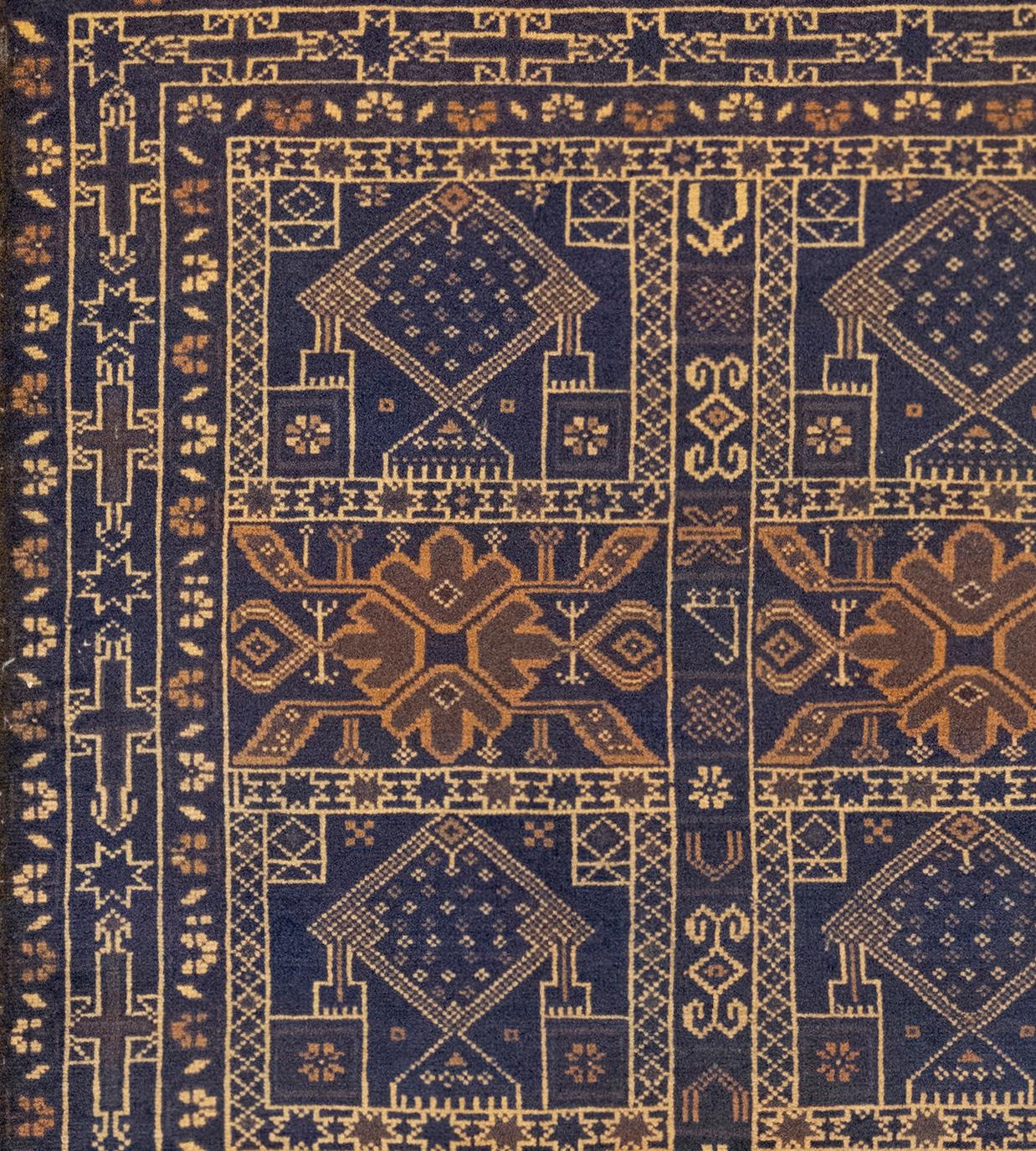 Dieser kleine handgewebte Belutsch-Teppich hat ein zentrales Feld mit zwei Säulen aus fünf schattierten blauen Bahnen, die abwechselnd fuchsbraune Hakenrauten in der Mitte und rautenförmige Rauten enthalten, die von kleinen quadratischen Motiven in