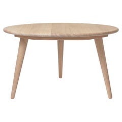Mesa baja pequeña Hans Wegner 'CH008' en aceite de roble y blanco para Carl Hansen & Son