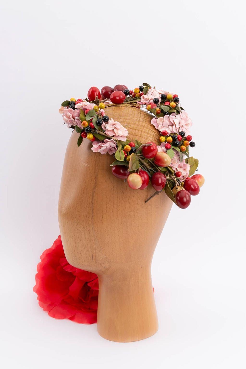 ANONYMOUS - Small hat in mesh and green velvet decorated with fabric flowers, leaves and fruits.

Condition:
Good general condition, some wear on the fruit

Measurements:
Length: 24 cm (9.44