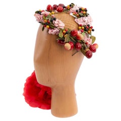 Sombrero pequeño con frutas