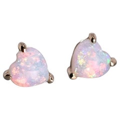 Petites boucles d'oreilles en forme de coeur en opale australienne massive or jaune 14K