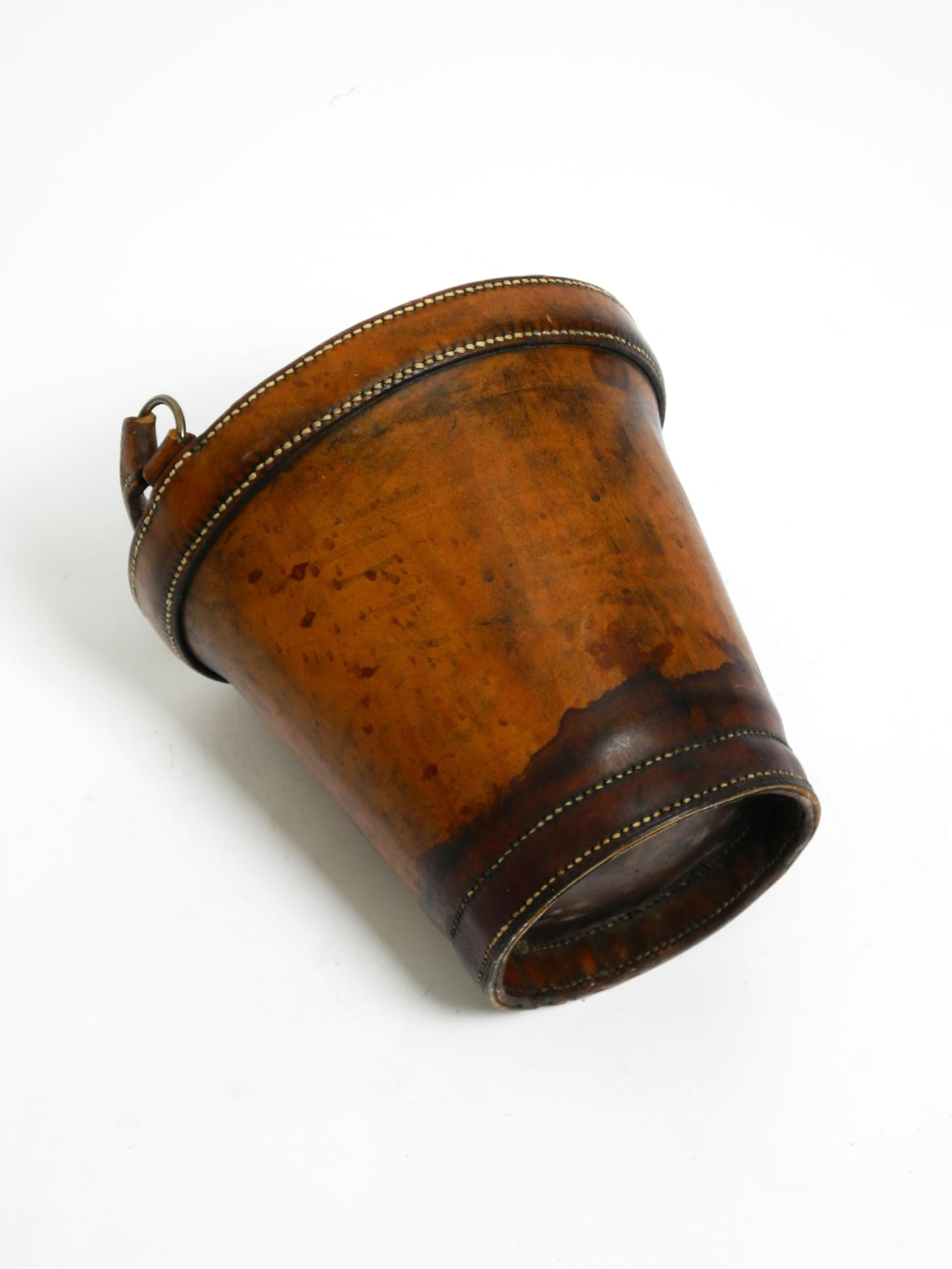 Small heavy Mid Century Modern paper basket made of robust thick cowhide im Angebot 3