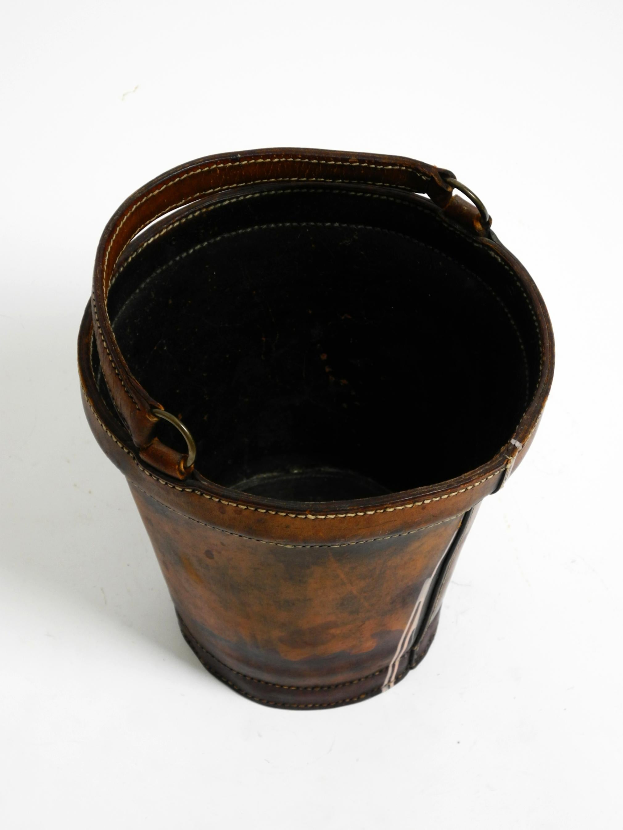 Small heavy Mid Century Modern paper basket made of robust thick cowhide (Europäisch) im Angebot