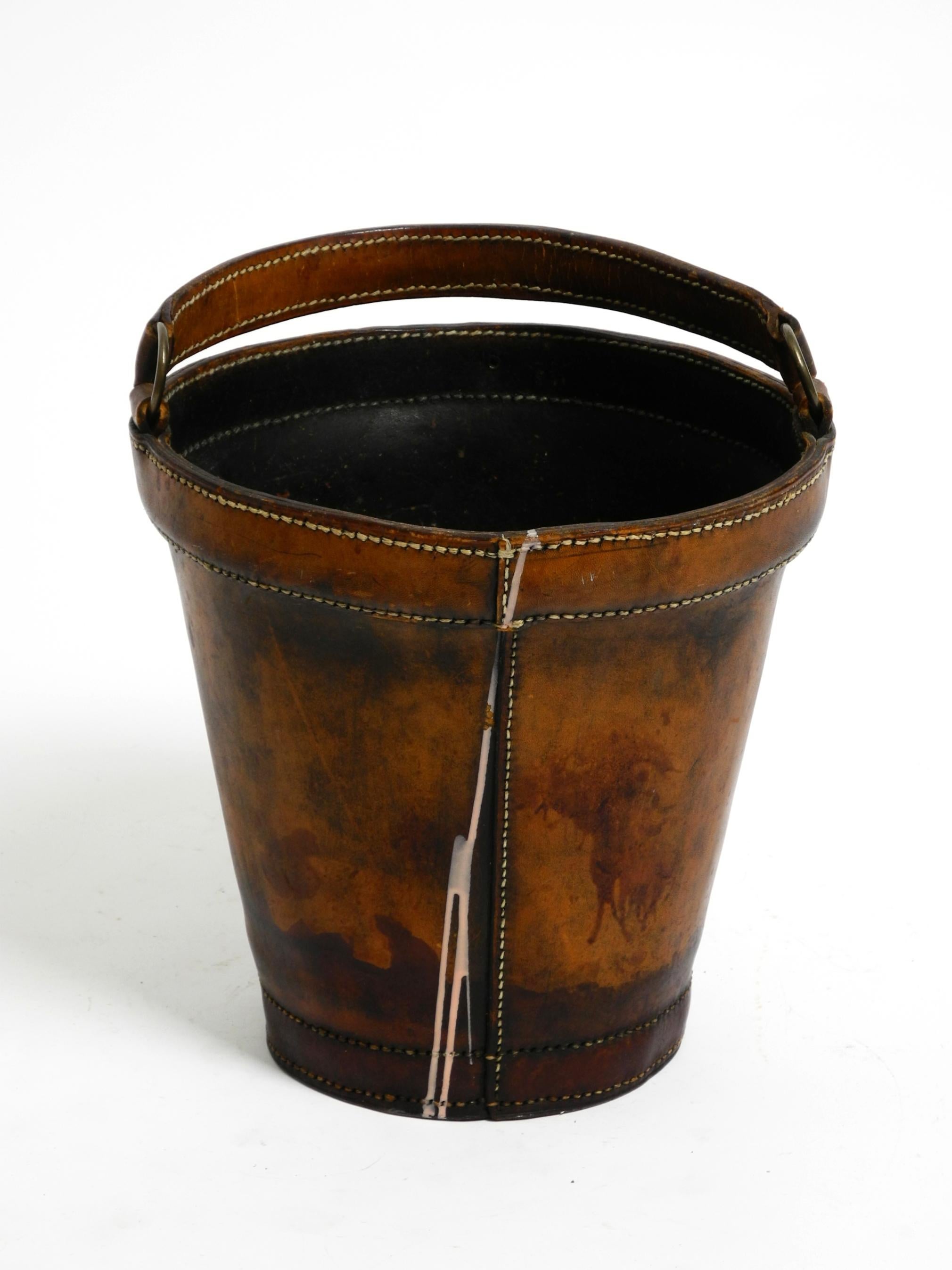 Small heavy Mid Century Modern paper basket made of robust thick cowhide im Zustand „Gut“ im Angebot in München, DE