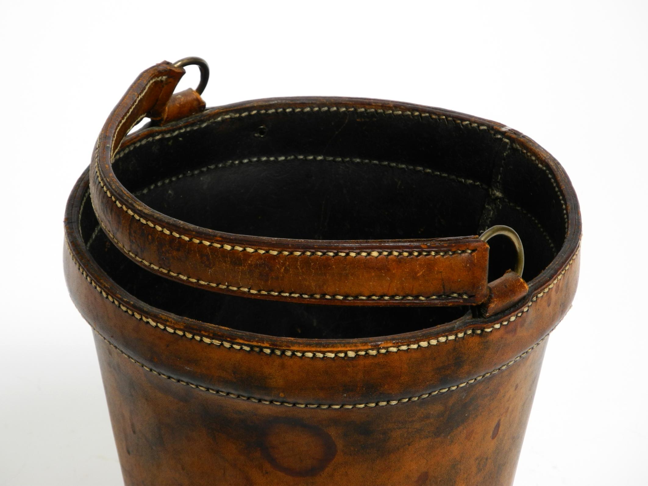 Small heavy Mid Century Modern paper basket made of robust thick cowhide (Mitte des 20. Jahrhunderts) im Angebot