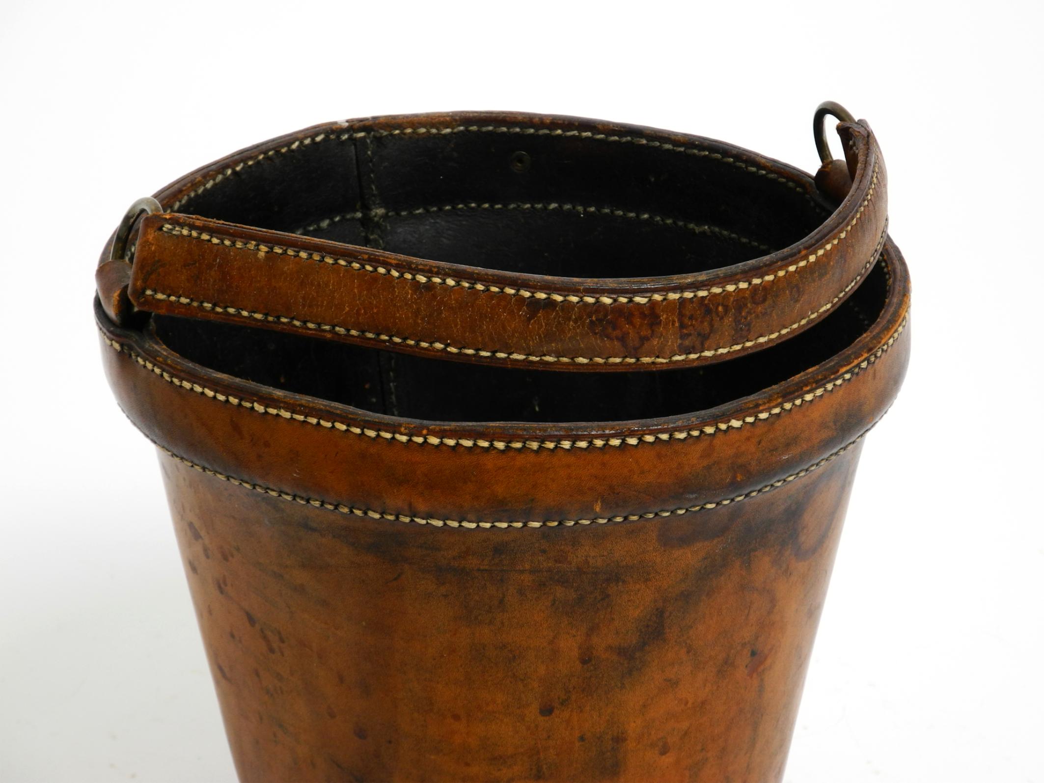Small heavy Mid Century Modern paper basket made of robust thick cowhide (Rindsleder) im Angebot