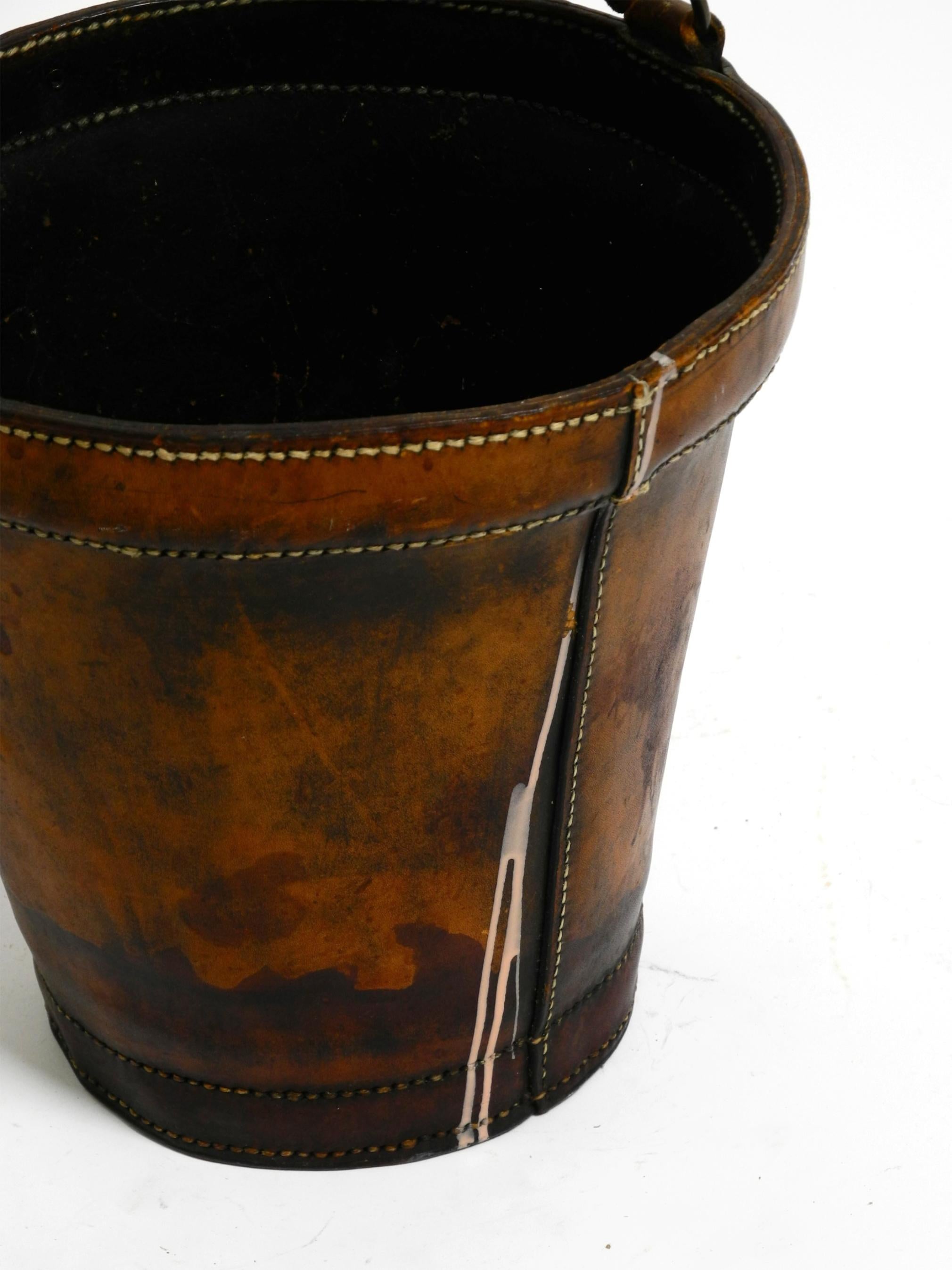 Small heavy Mid Century Modern paper basket made of robust thick cowhide im Angebot 1