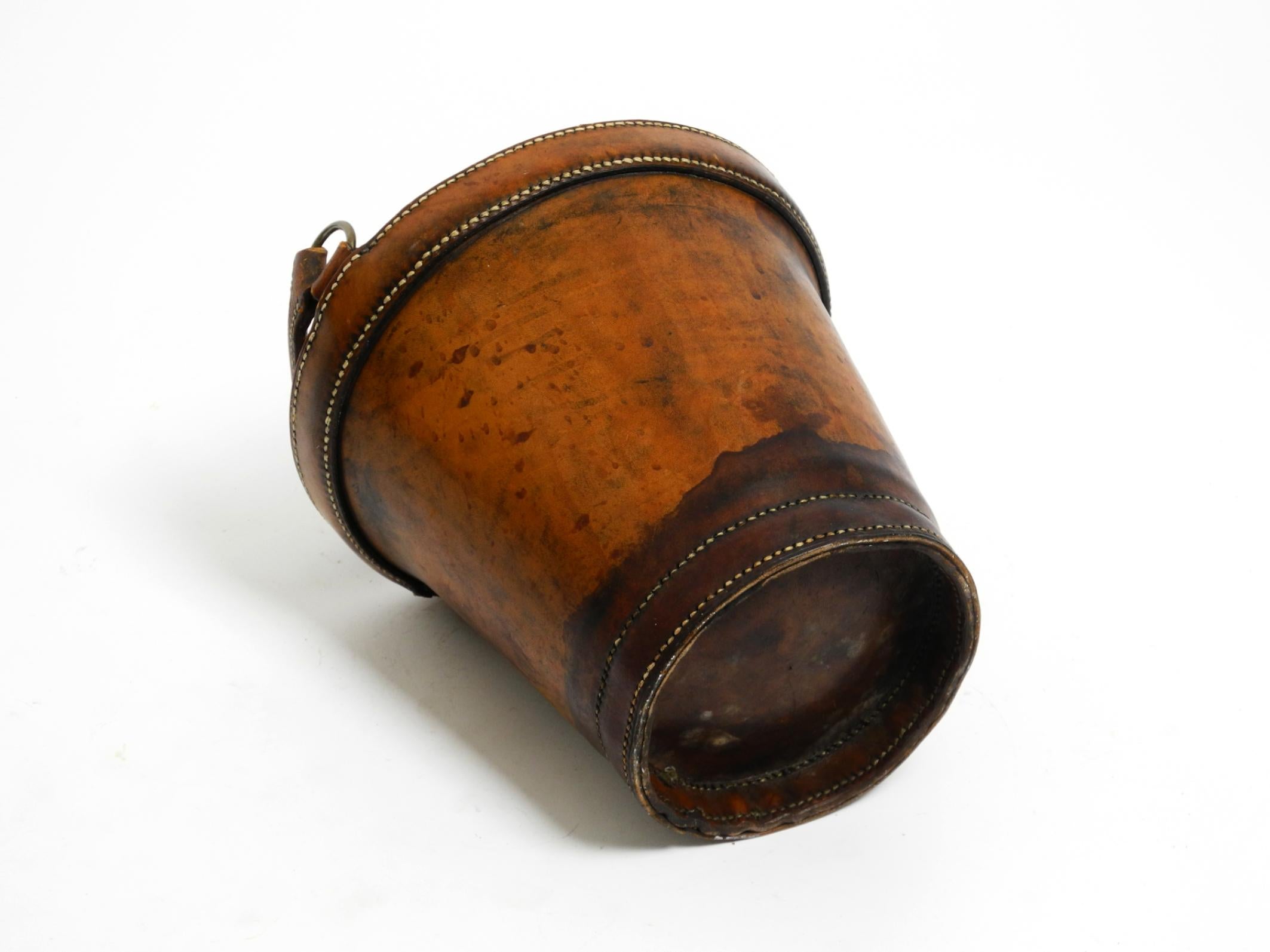 Small heavy Mid Century Modern paper basket made of robust thick cowhide im Angebot 2