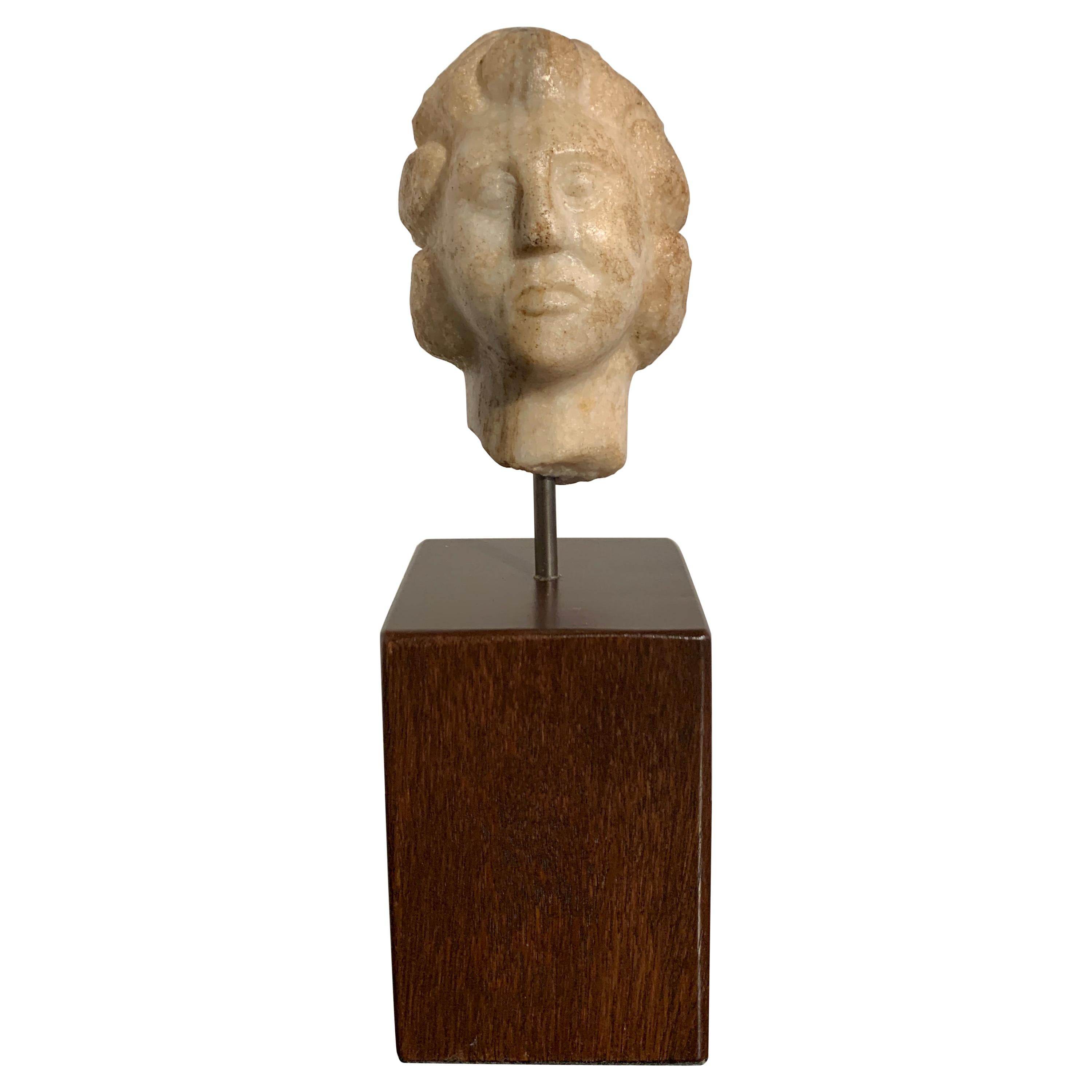 Petite tête hellénistique en marbre parthien d'un homme, vers le 2e au 1er siècle avant J.-C.