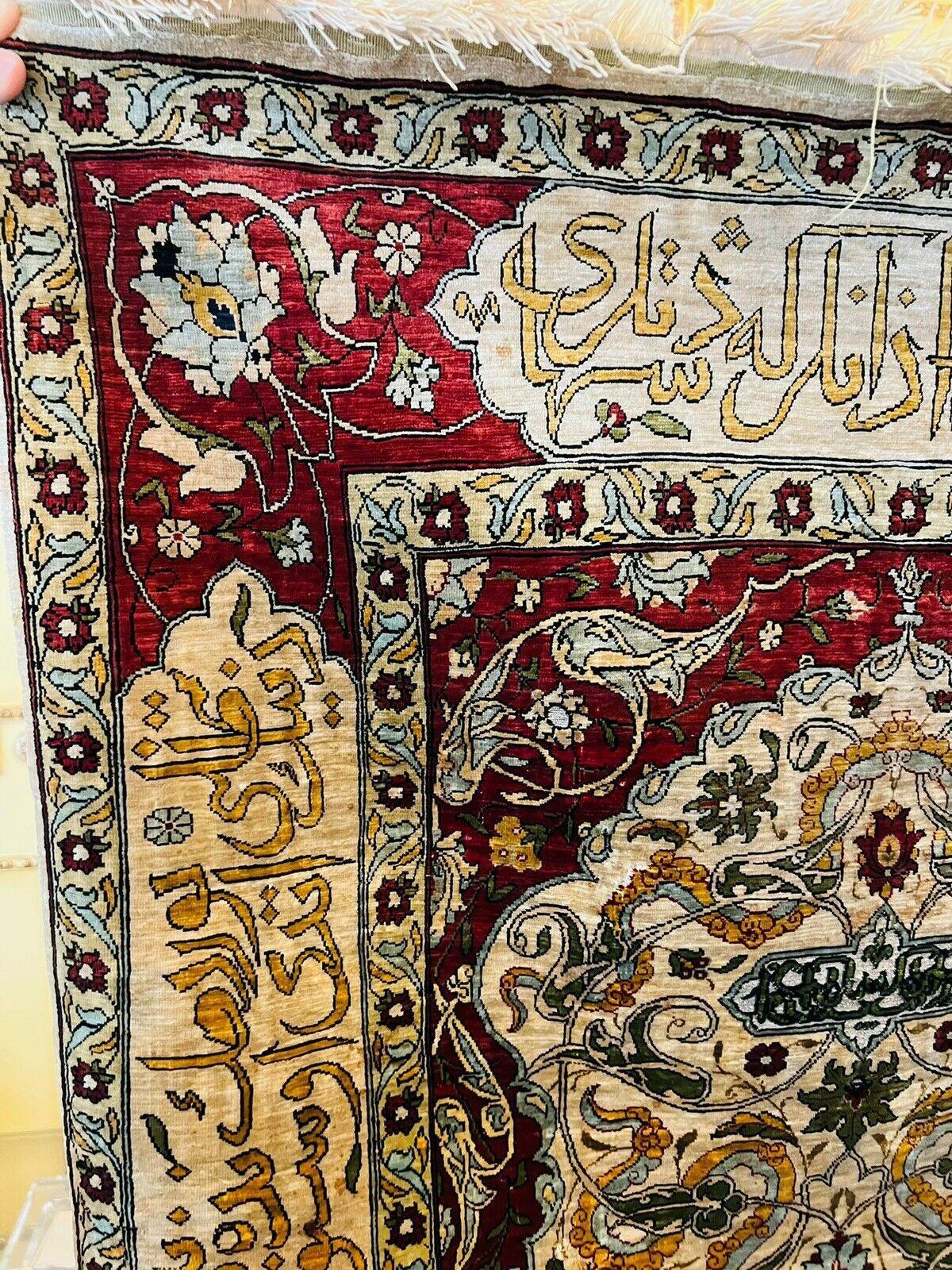 Tapis en soie fine de la région de Hereke.

Avec une écriture persane en haut et à droite-gauche.