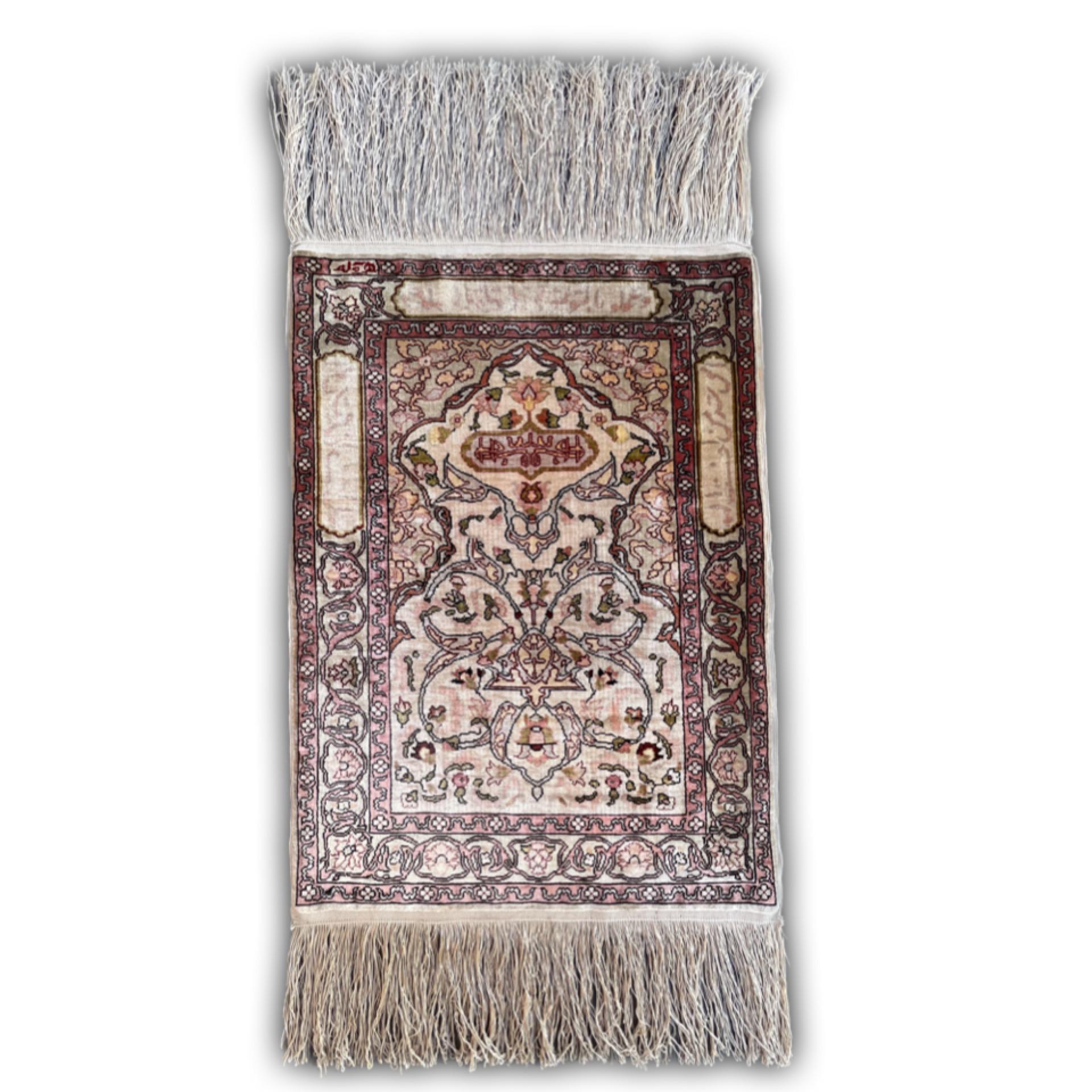 Héréké Silk prayer rug.
Turkey, mid-20th century. Signed

Hereke rugs are rugs only produced in Hereke, a coastal city in Turkey located 60 kilometers from Istanbul.
The city of Héréhé is world famous for the most beautiful silk carpets in the