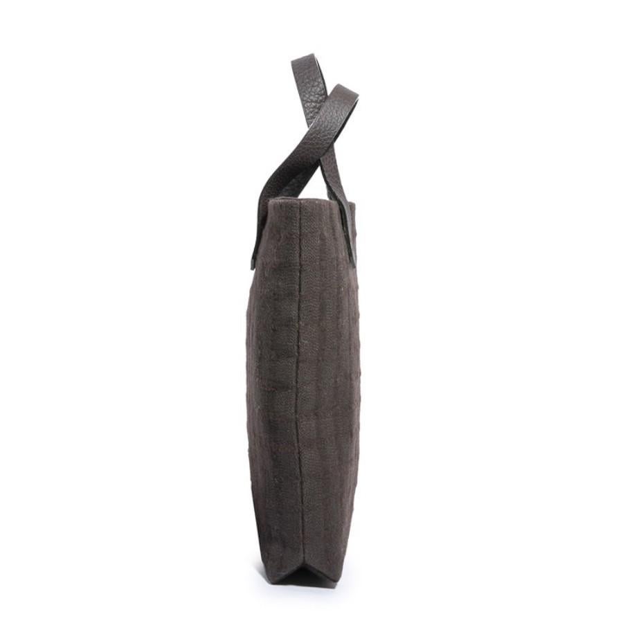 Vintage Hermès canvas bag
Condition: very good
Made in France 
Material : canvas
Interior : brown fabric
Color : brown
Dimensions: 25 x 28 x 6 cm
Hardware: silver-plated metal
Details : small vintage canvas bag, grained leather handles