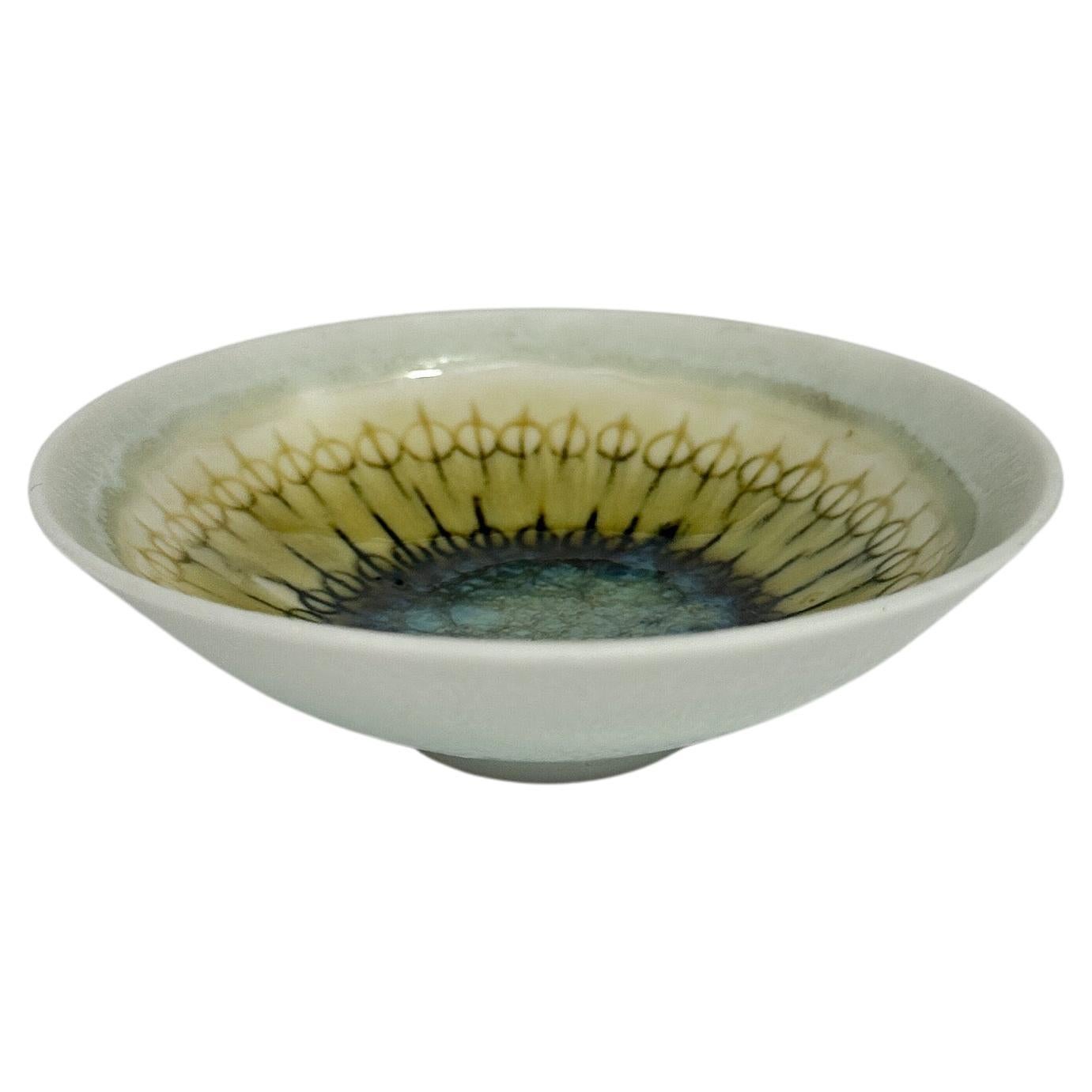 Unique Hertha Bengtson stoneware dish with an abstract geometric pattern in vibrant colors, hand-crafted at Rörstrand in Sweden in the 1950s.

Very good condition with normal signs of use and age