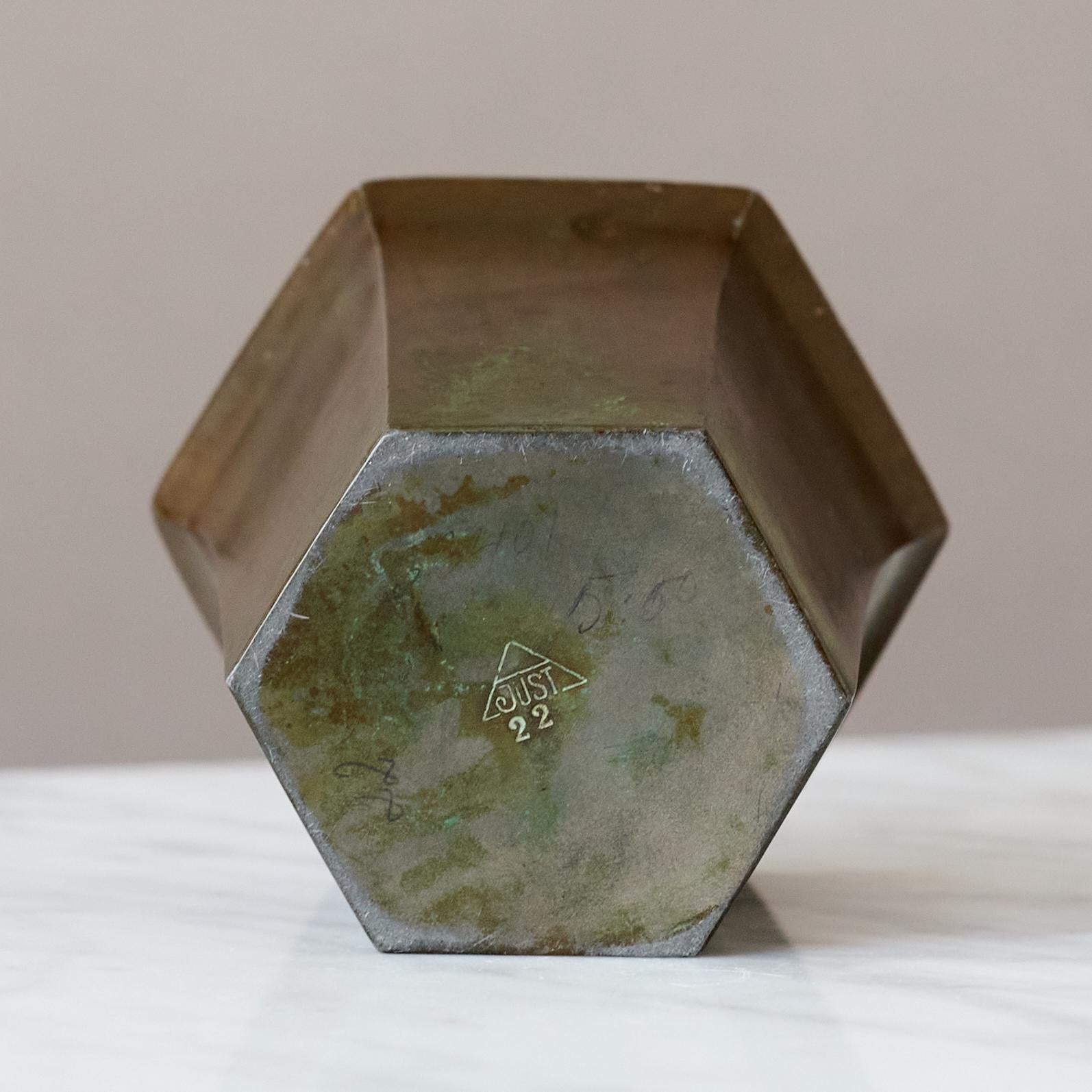 Piccolo vaso esagonale Art Deco di Just Andersen, Danimarca, anni '30. in vendita 2
