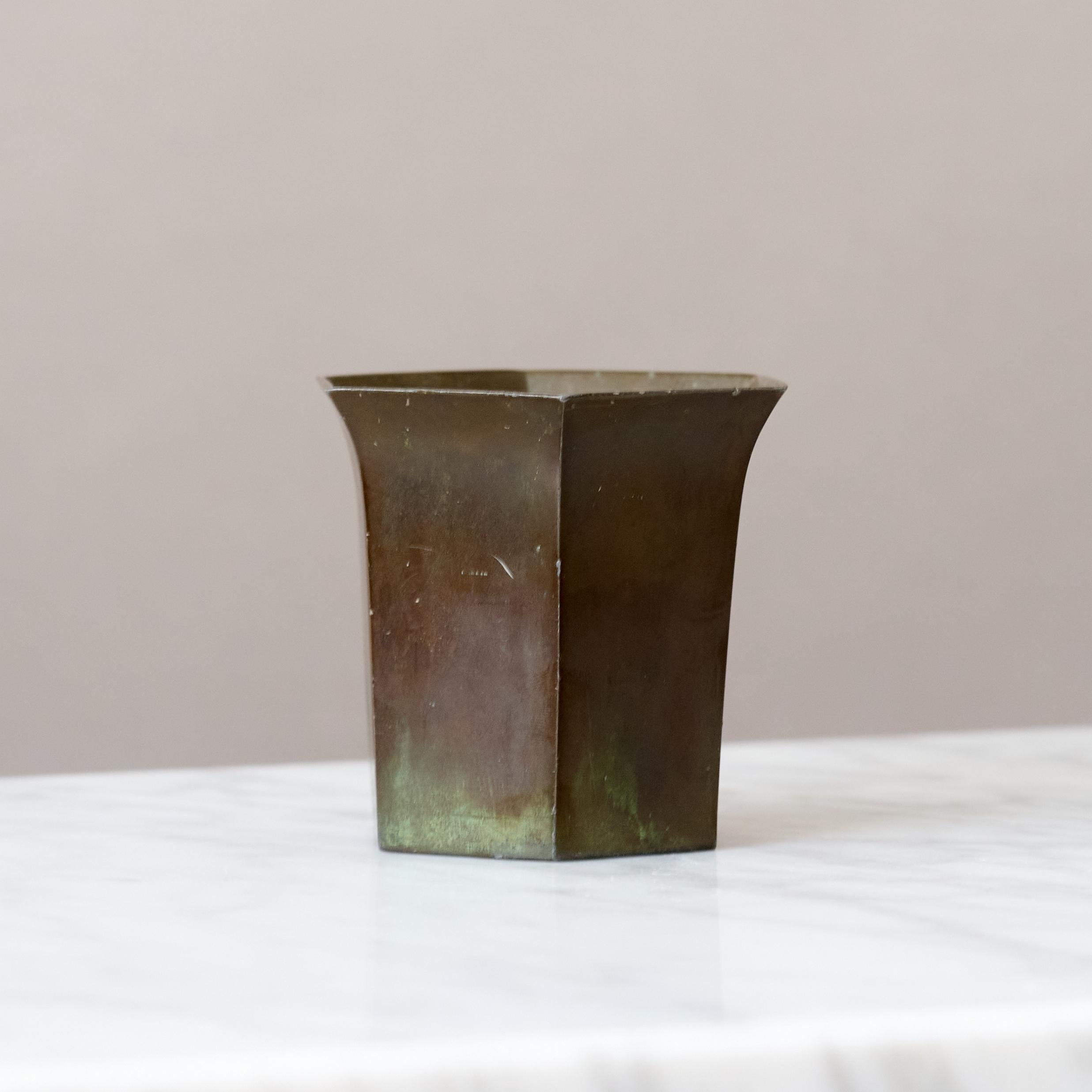 Un piccolo ma bellissimo vaso art déco disegnato da Just Andersen negli anni '30 e prodotto dalla sua azienda in Danimarca. Realizzato in metallo Disko (una lega di metalli diversi inventata da Just Andersen).

Condizioni discrete. Alcune