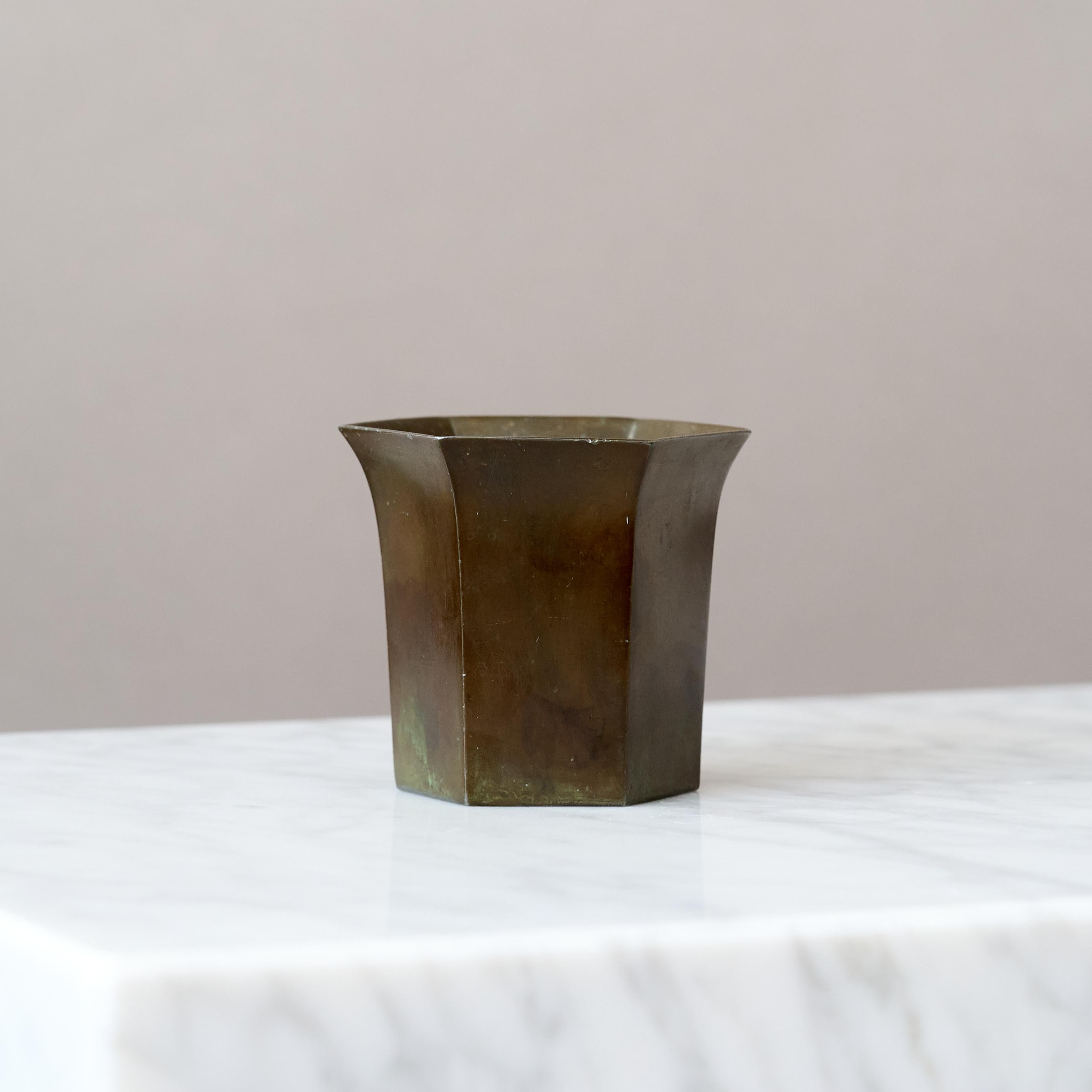 Art Déco Piccolo vaso esagonale Art Deco di Just Andersen, Danimarca, anni '30. in vendita