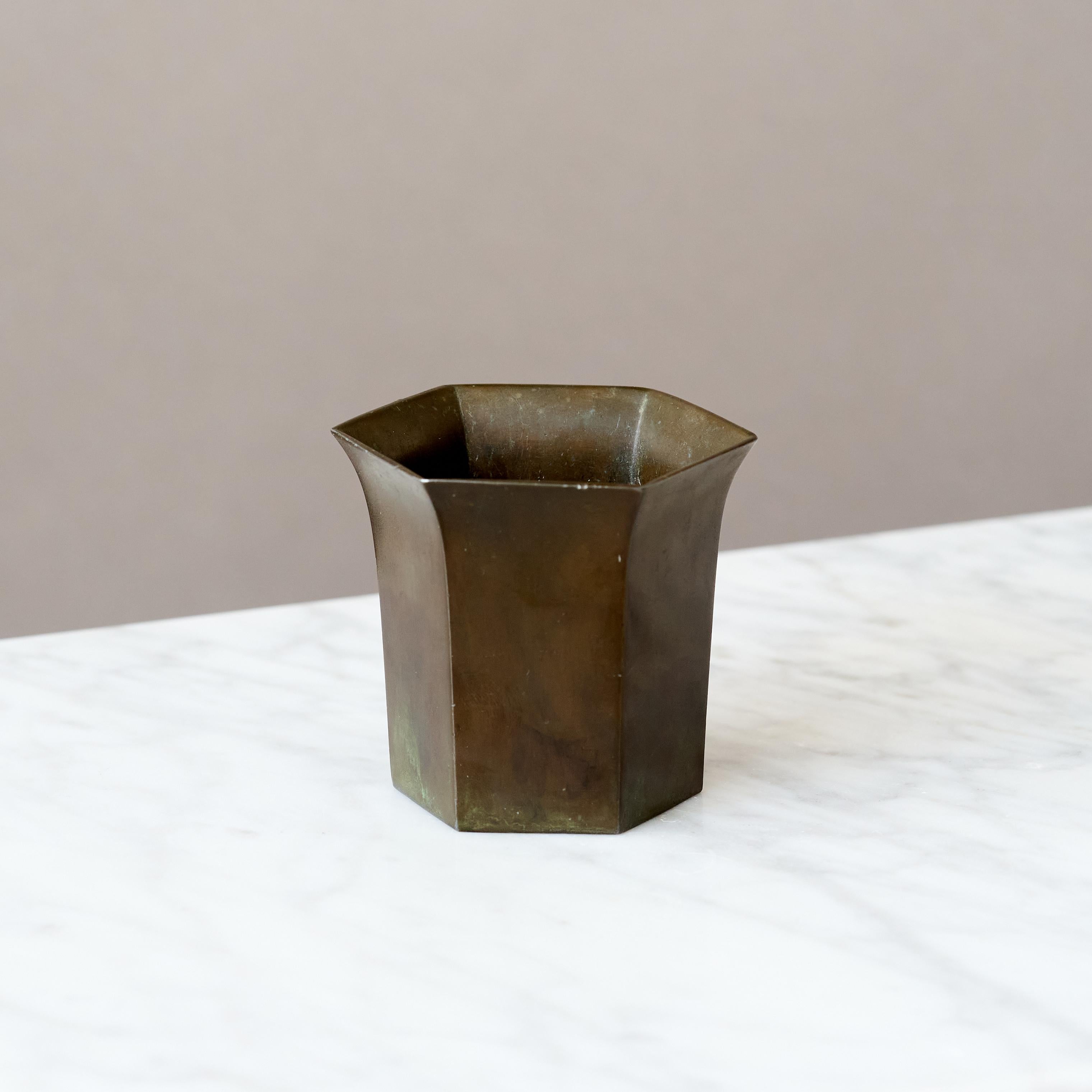 Danese Piccolo vaso esagonale Art Deco di Just Andersen, Danimarca, anni '30. in vendita