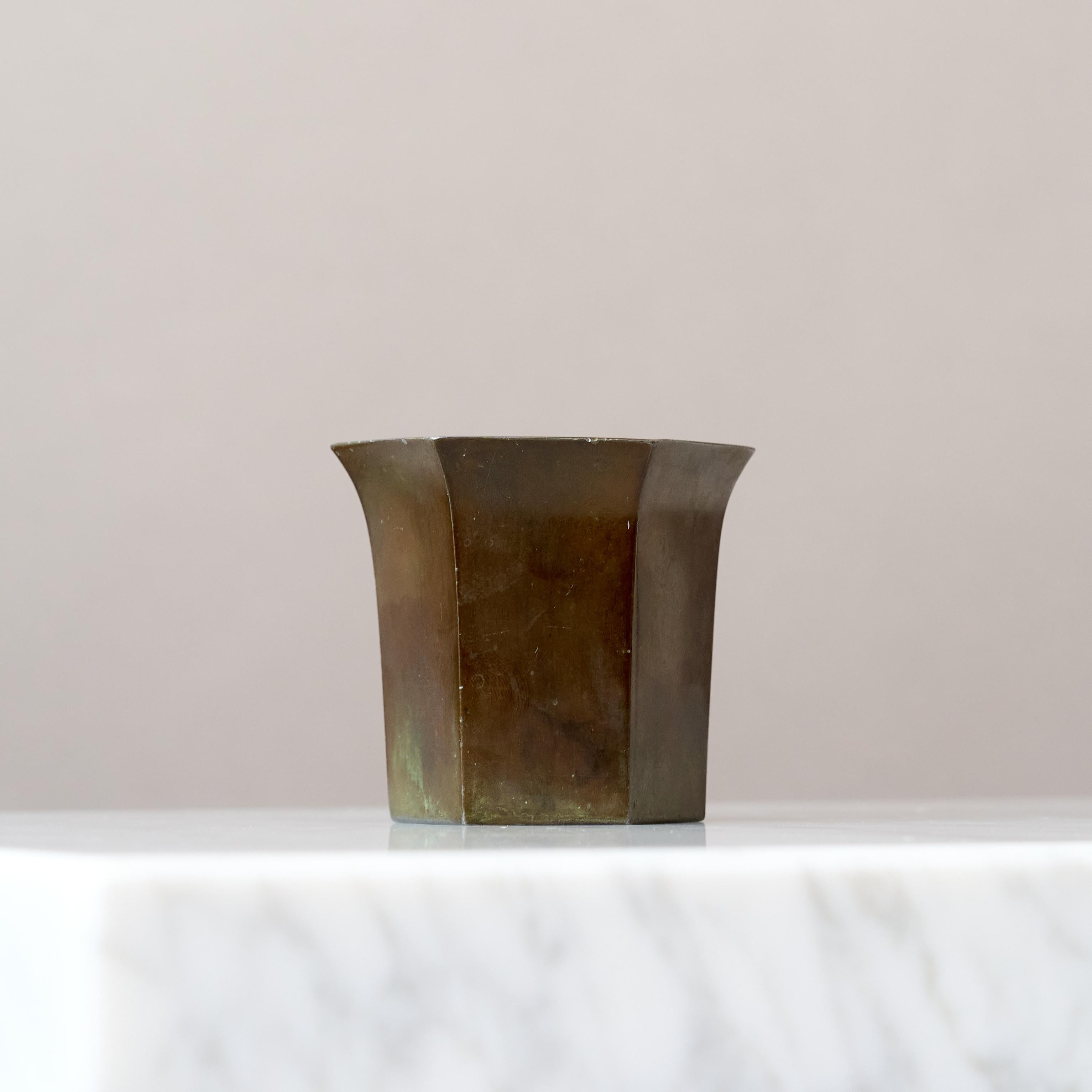 Calco Piccolo vaso esagonale Art Deco di Just Andersen, Danimarca, anni '30. in vendita