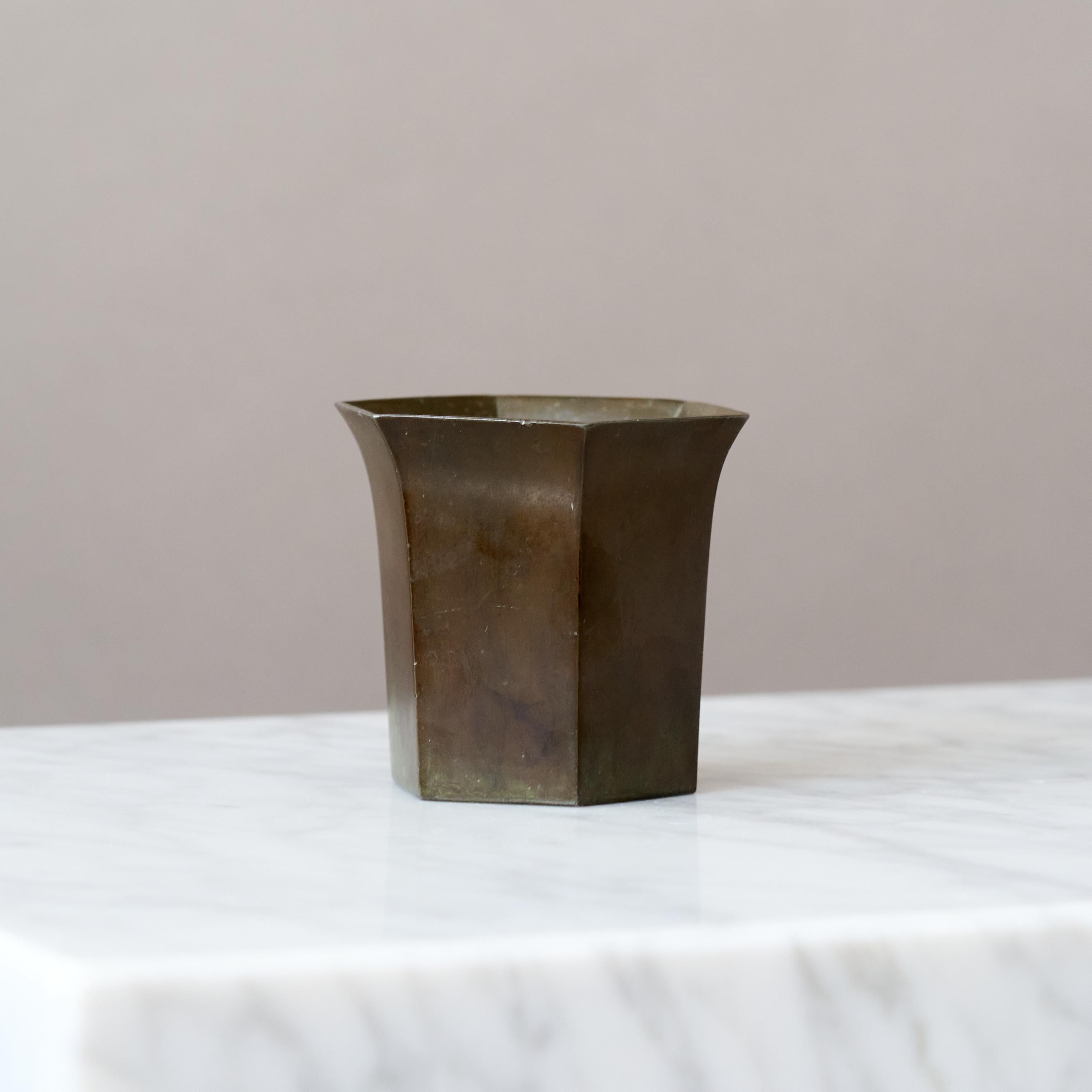 Piccolo vaso esagonale Art Deco di Just Andersen, Danimarca, anni '30. In condizioni discrete in vendita a Malmö, SE