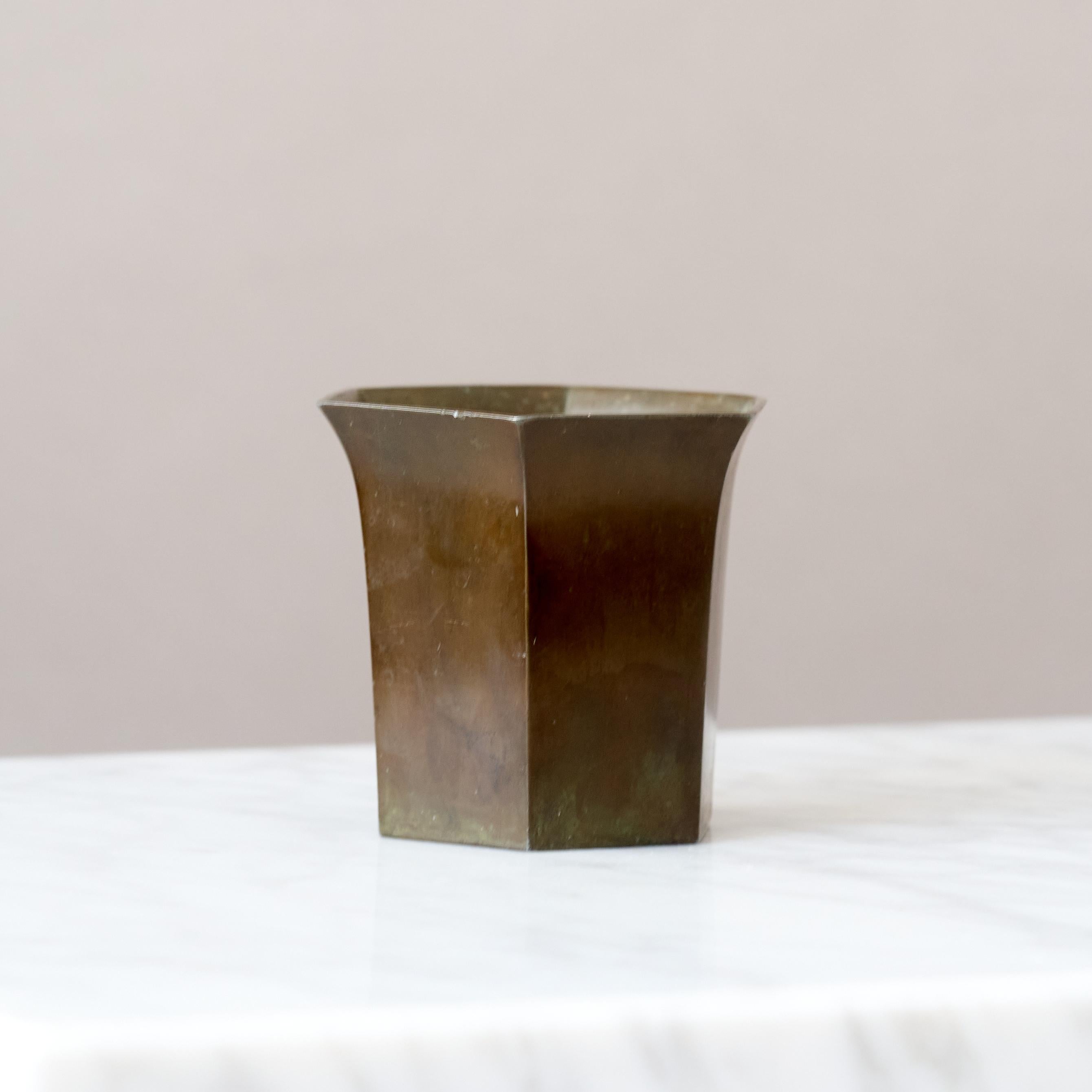 XX secolo Piccolo vaso esagonale Art Deco di Just Andersen, Danimarca, anni '30. in vendita