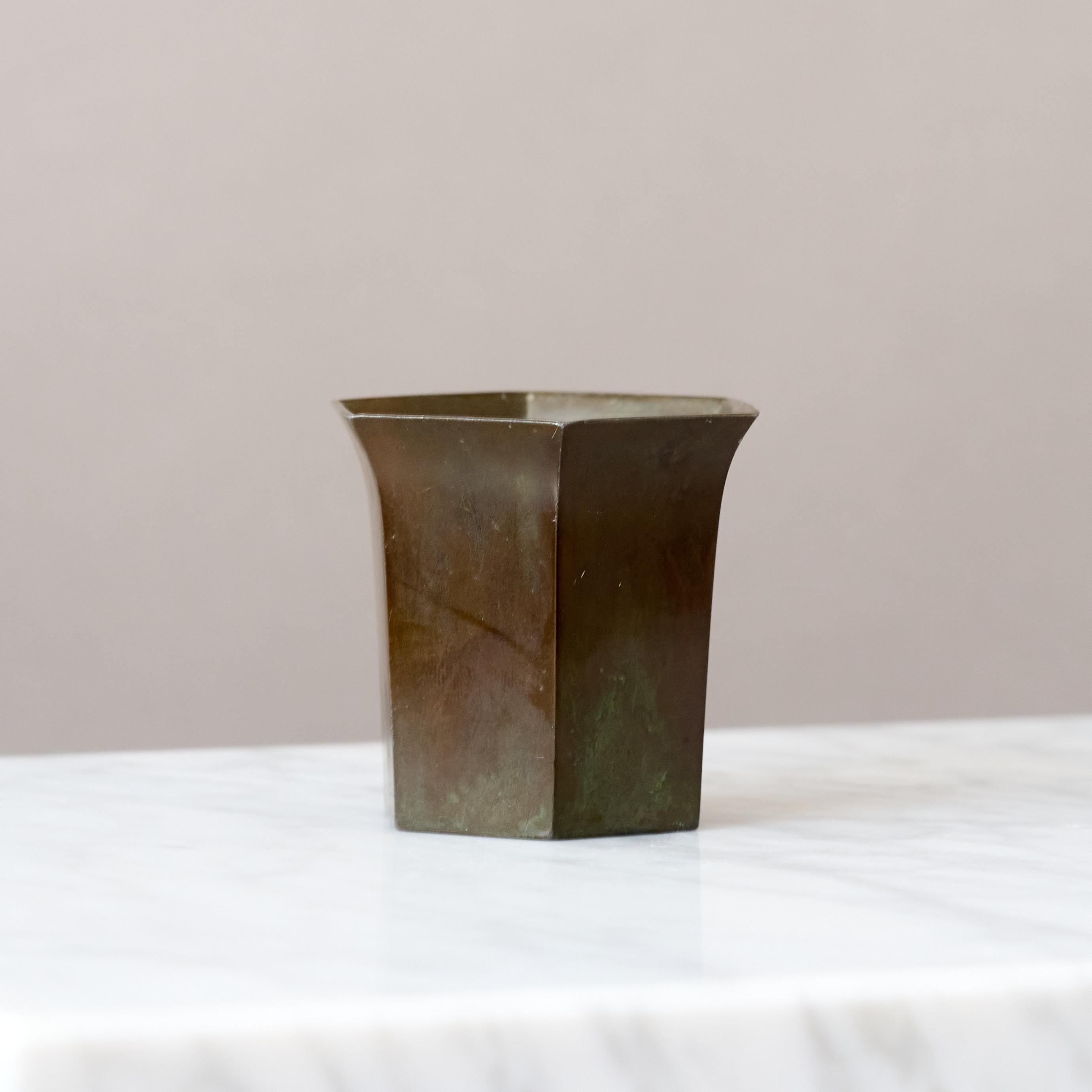 Metallo Piccolo vaso esagonale Art Deco di Just Andersen, Danimarca, anni '30. in vendita