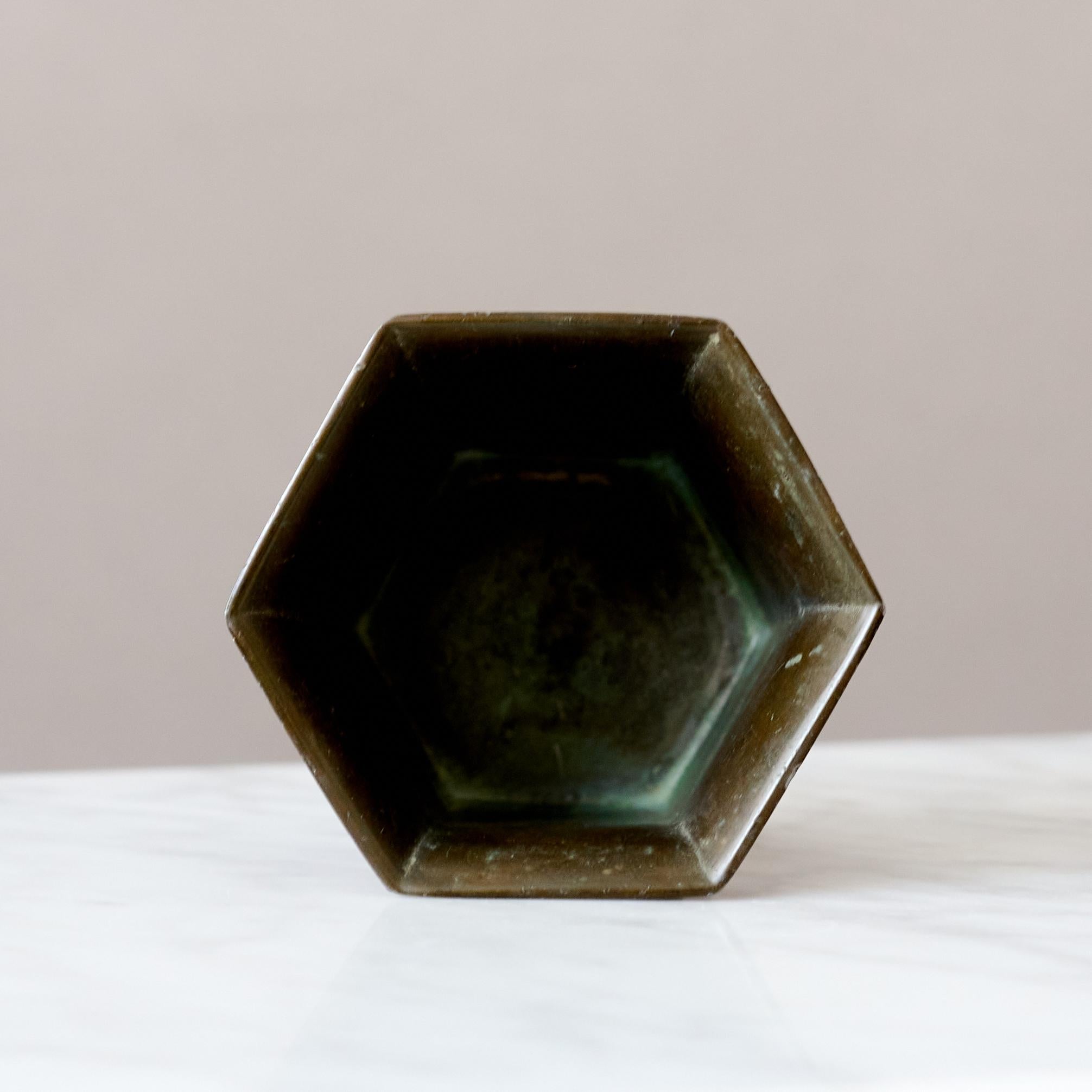 Piccolo vaso esagonale Art Deco di Just Andersen, Danimarca, anni '30. in vendita 1