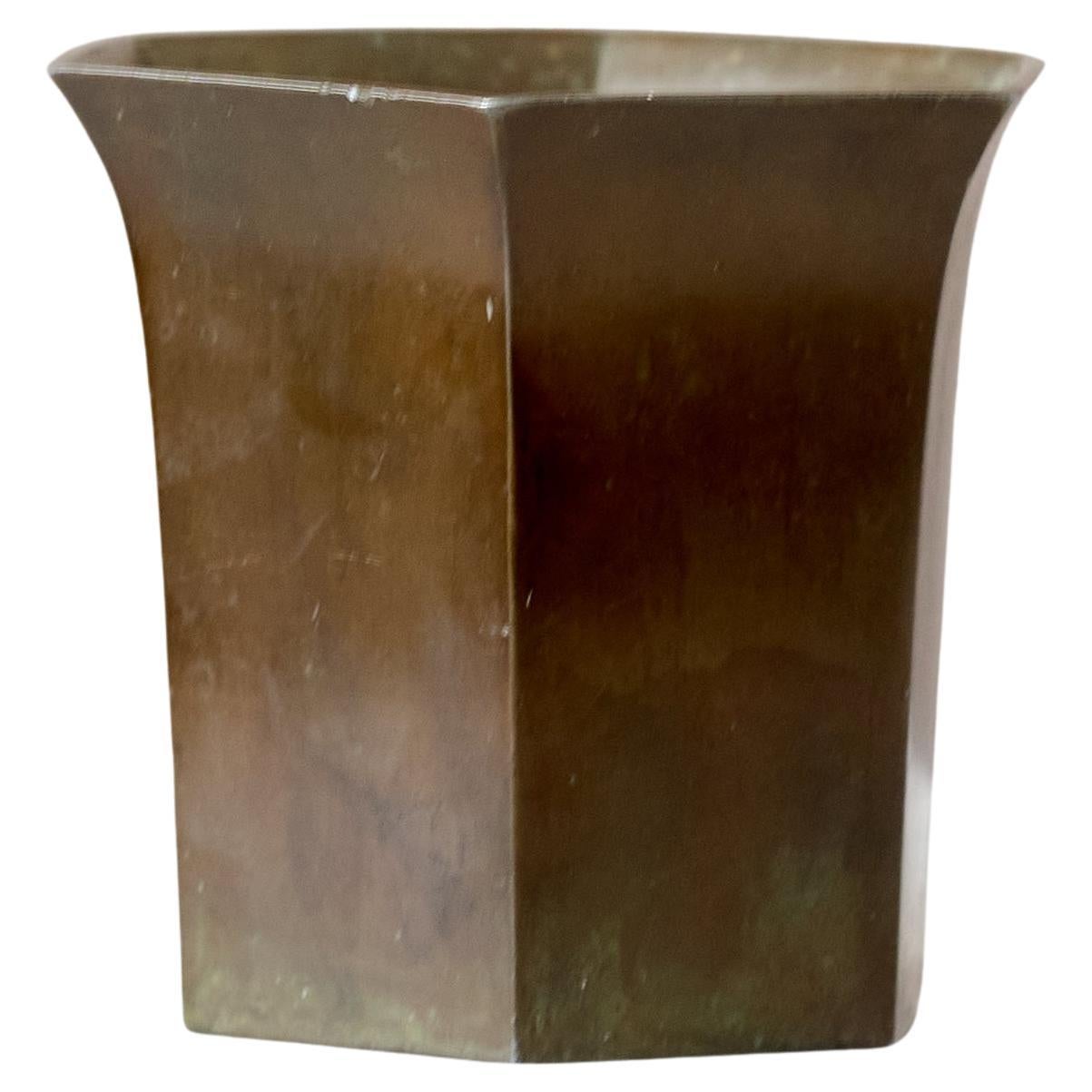 Piccolo vaso esagonale Art Deco di Just Andersen, Danimarca, anni 
30. in vendita